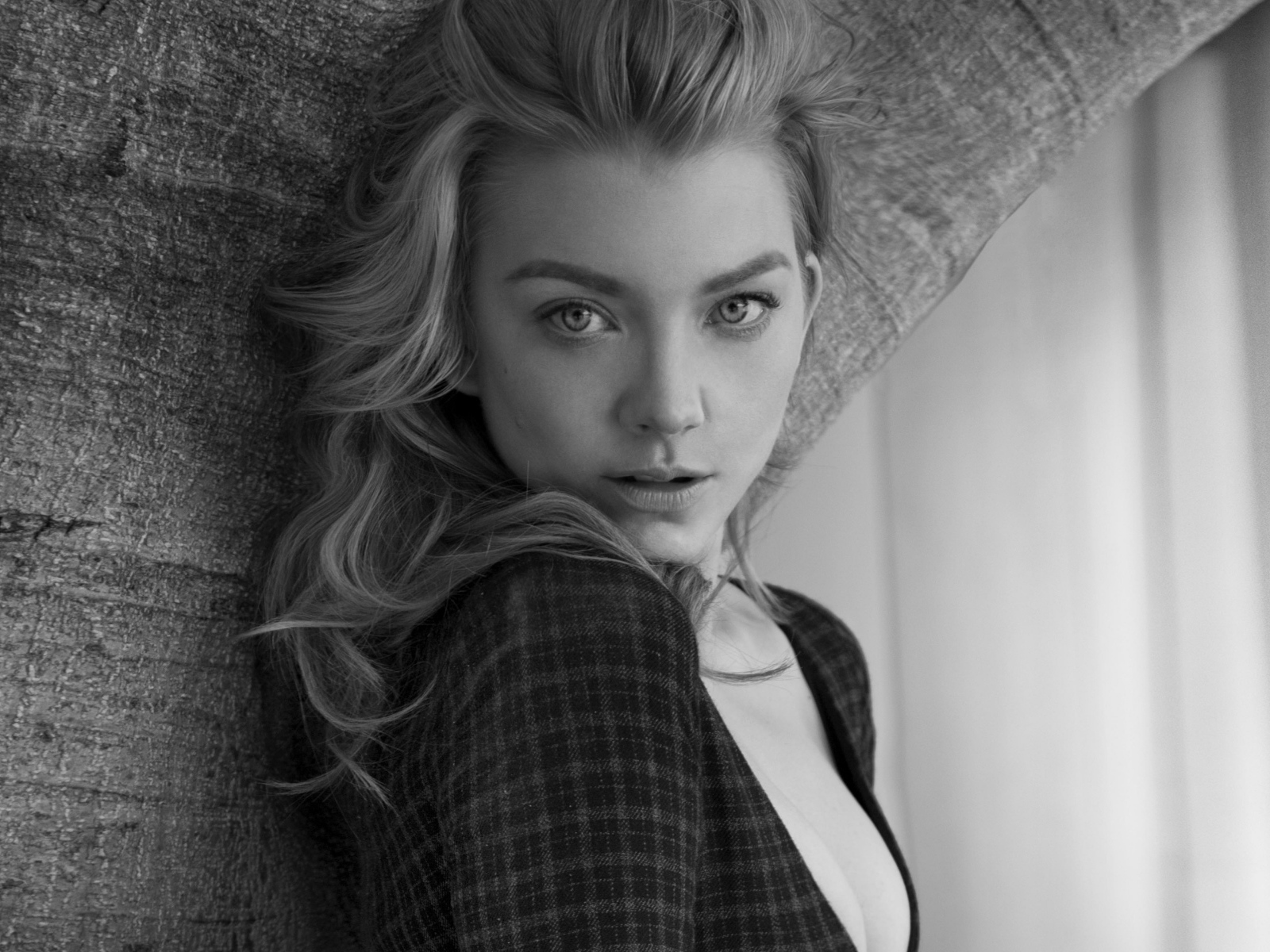 Красивая актриса Натали Дормер черно - белое фото