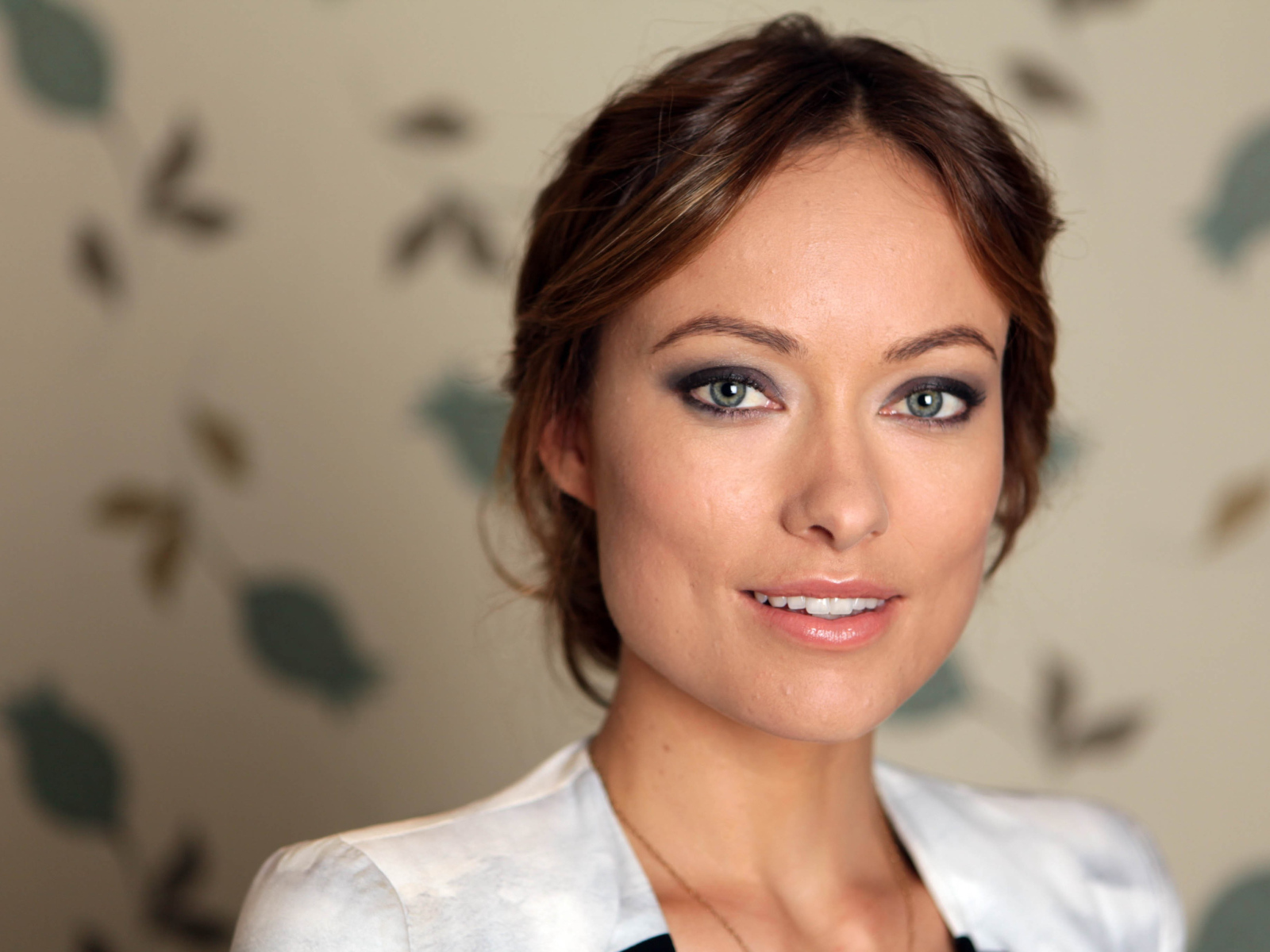 Красивая актриса Оливия Уайлд с очаровательной улыбкой 