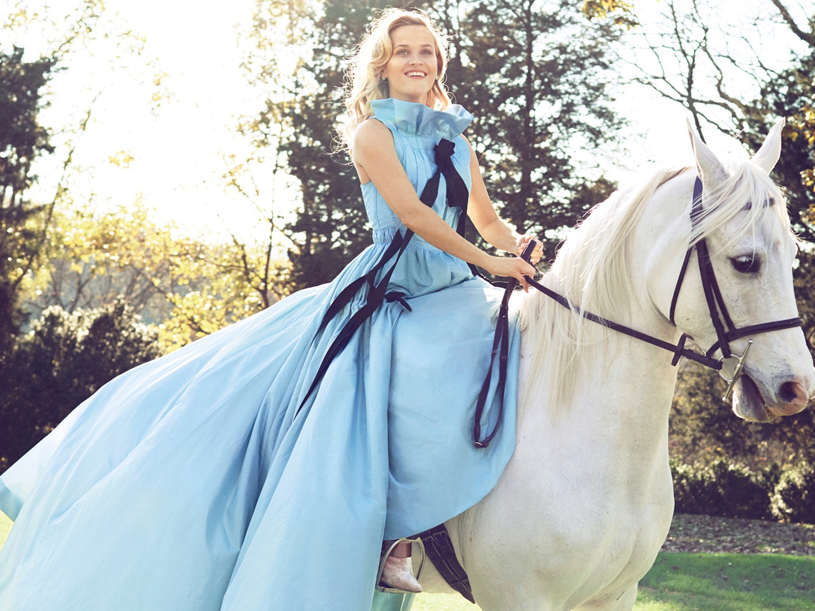 Красивая актриса Риз Уизерспун на белом коне  
