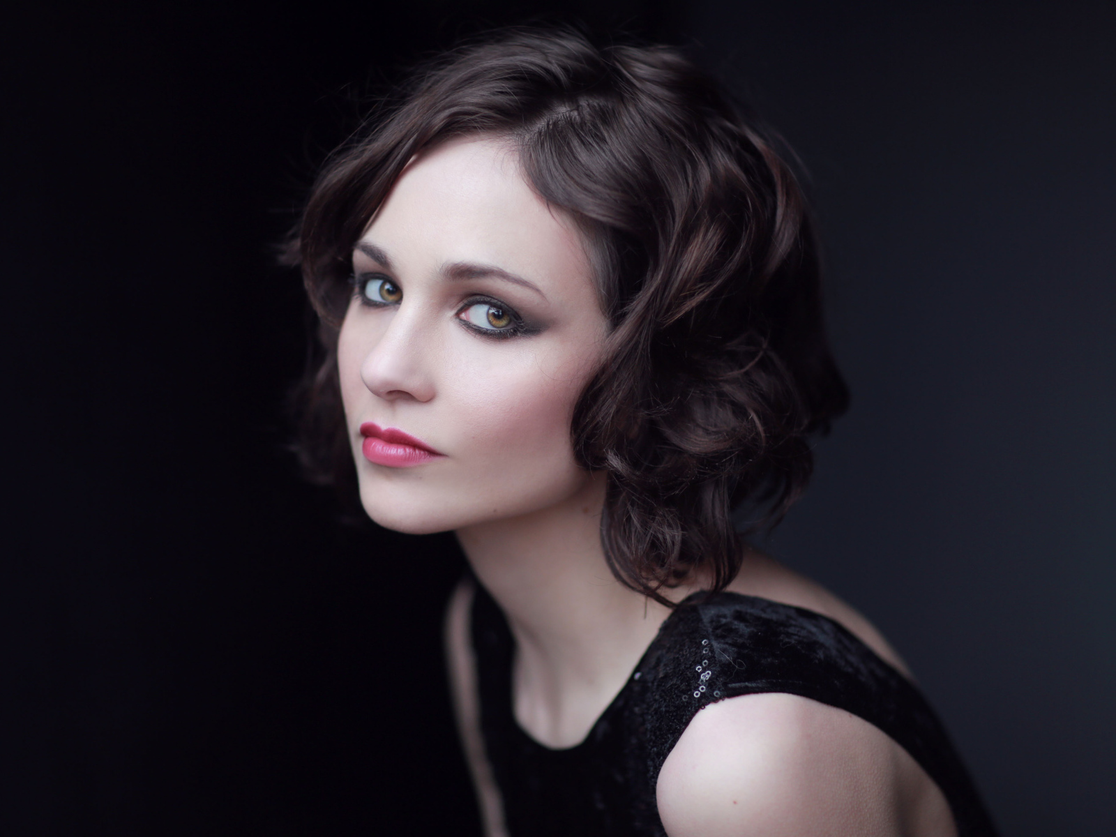 Красивая актриса брюнетка Таппенс Мидлтон