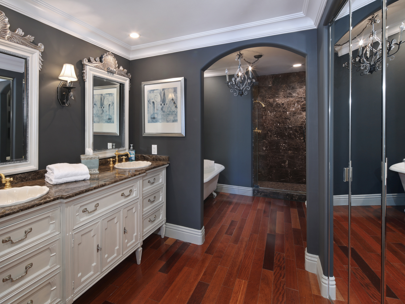 Красивая ванная комната в серо - пастельных тонах