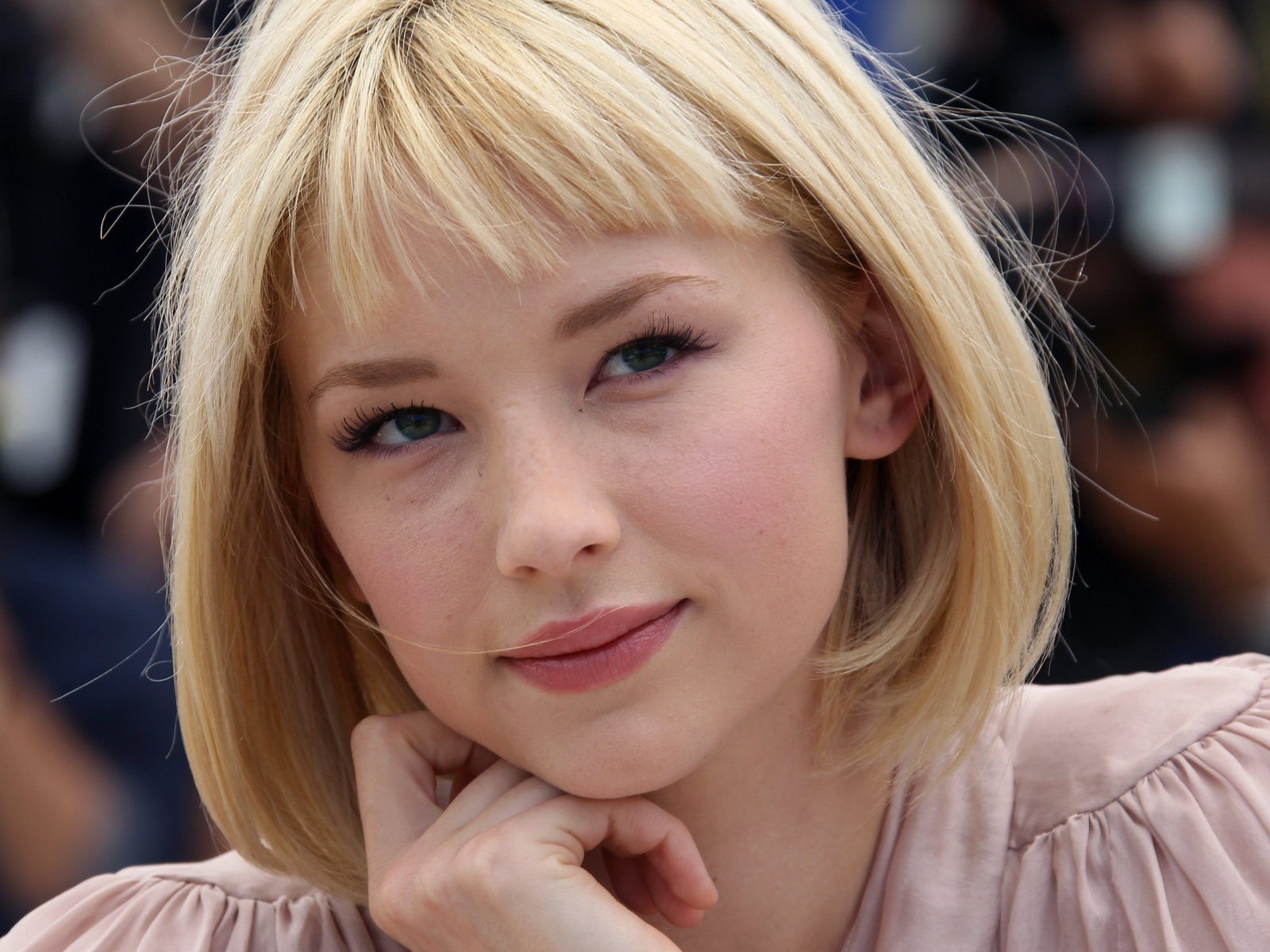 Красивая блондинка, актриса Хейли Беннетт