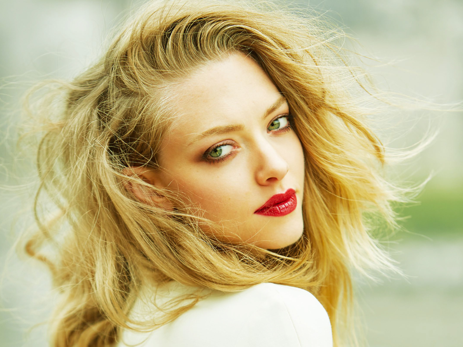 Красивая блондинка актриса Аманда Сейфрид 