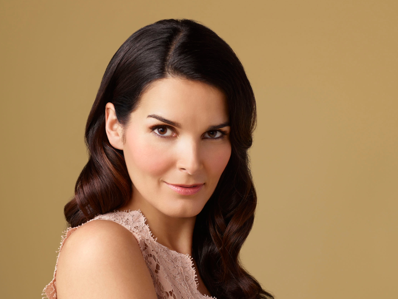 Красивая брюнетка актриса Энджи Хэрмон 