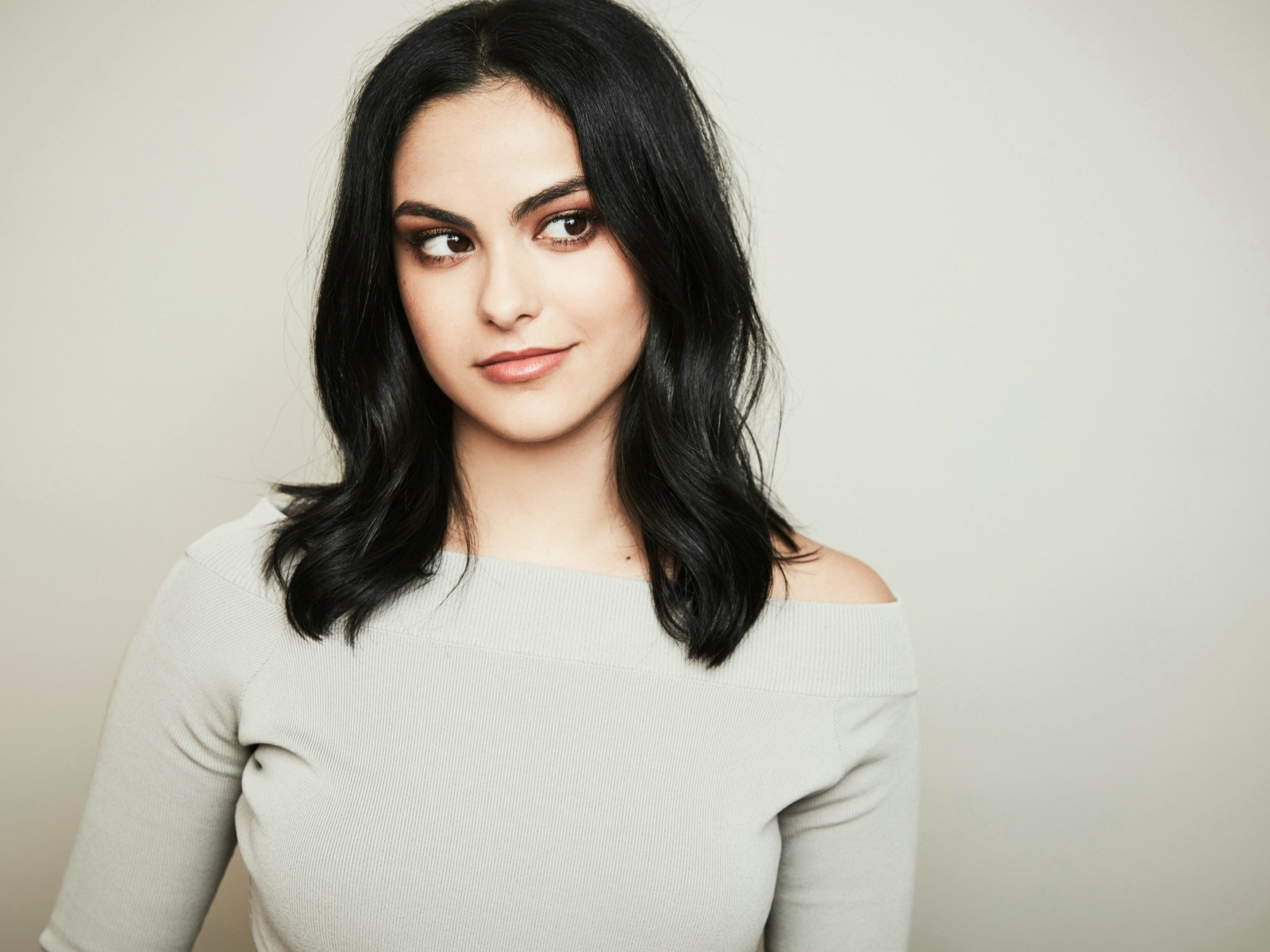 Красивая брюнетка актриса Камила Мендес