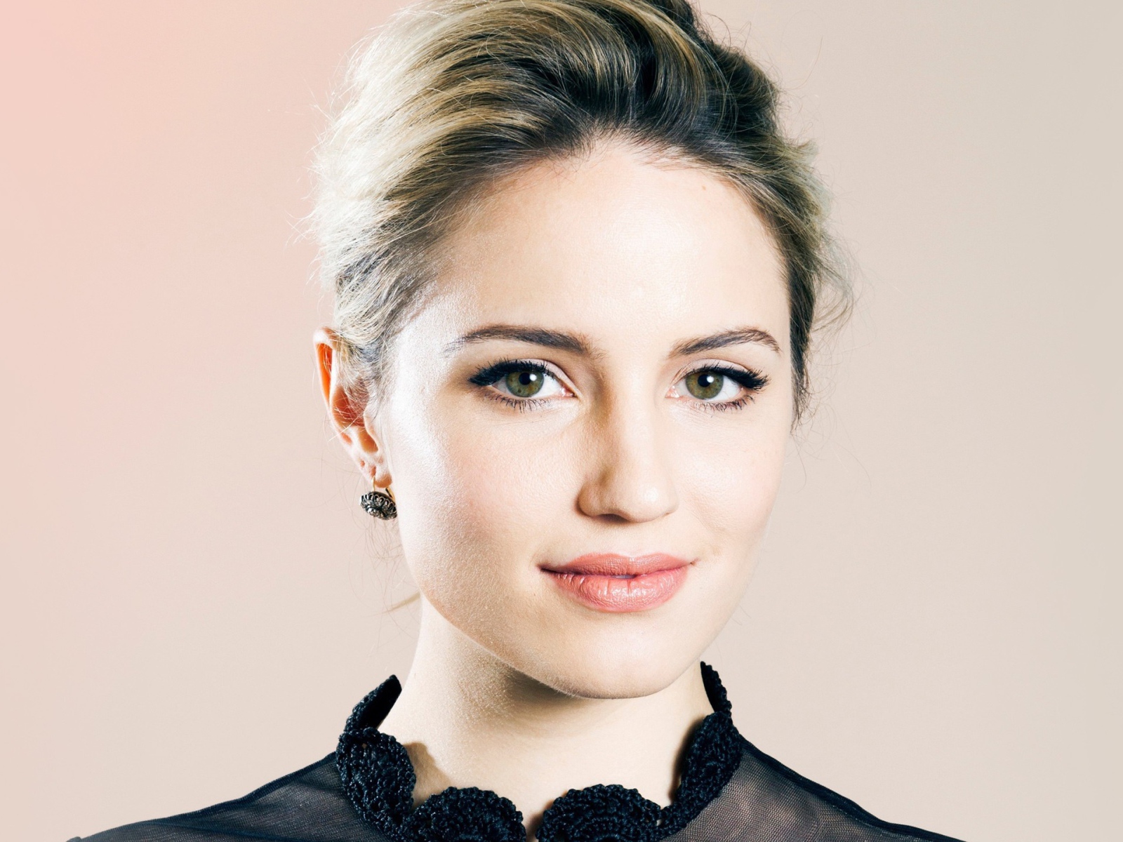 Красивая девушка актриса Дианна Агрон 