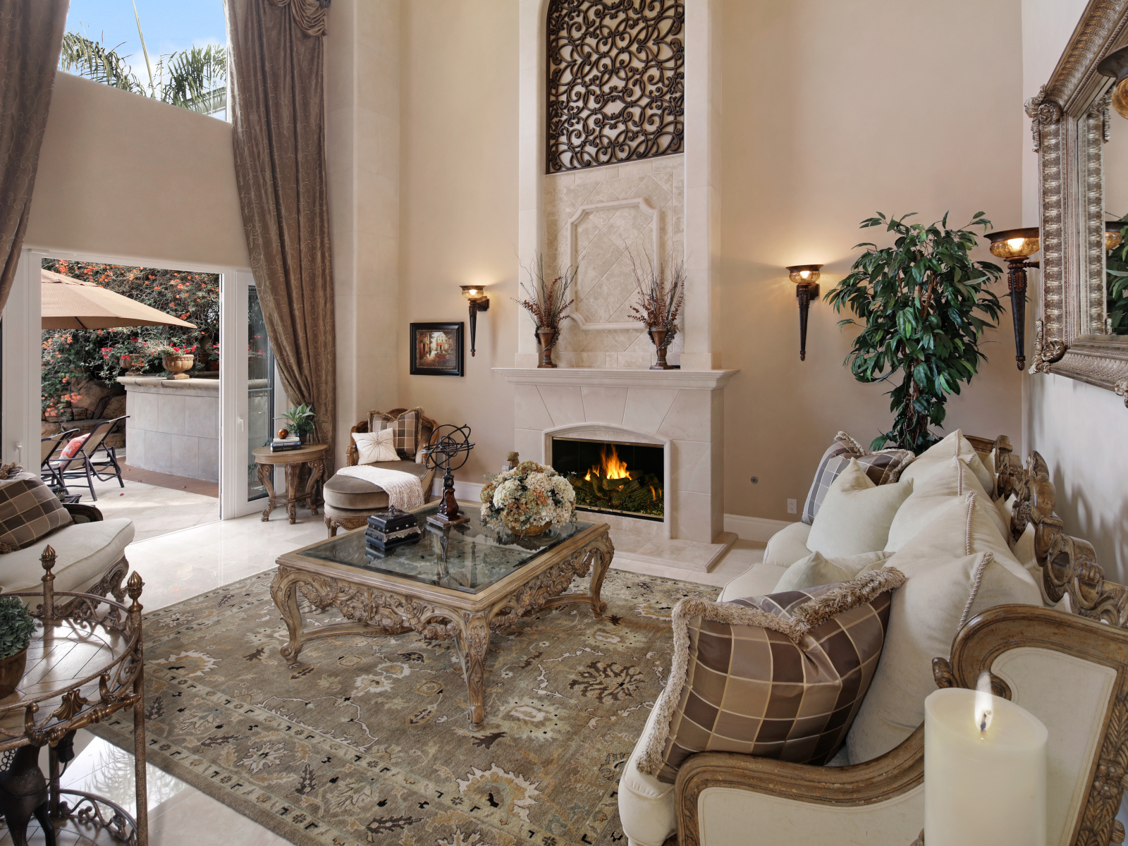 Красивая гостиная с камином в стиле прованс