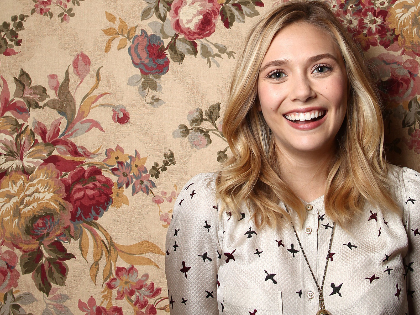 Красивая улыбающаяся актриса Элизабет Олсен