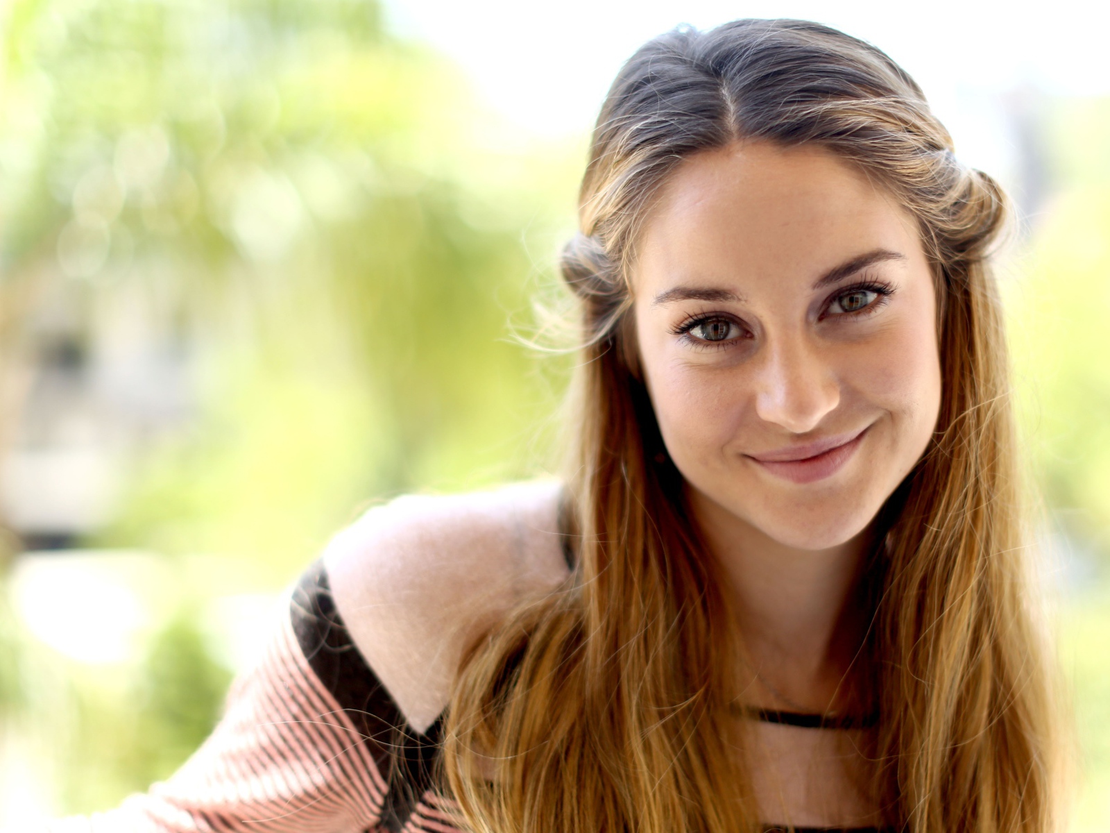 Красивая улыбающаяся актриса Шейлин Вудли