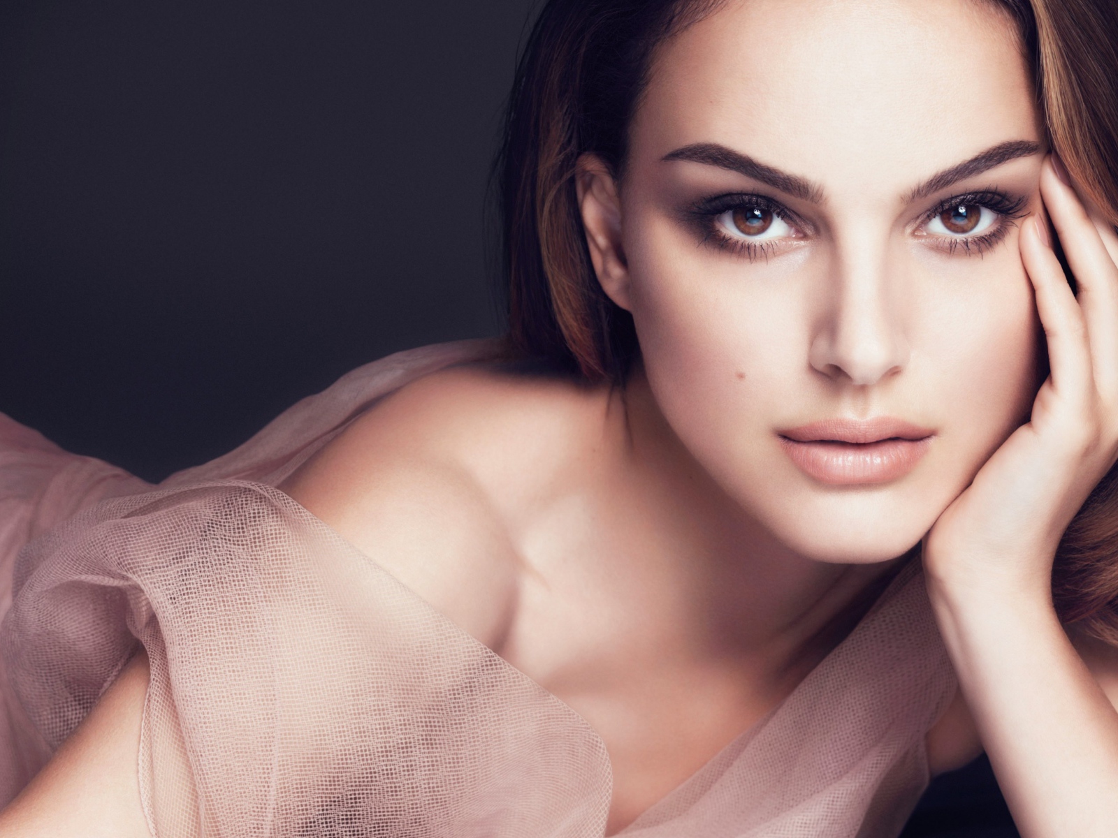 Красивая молодая брюнетка актриса Натали Портман