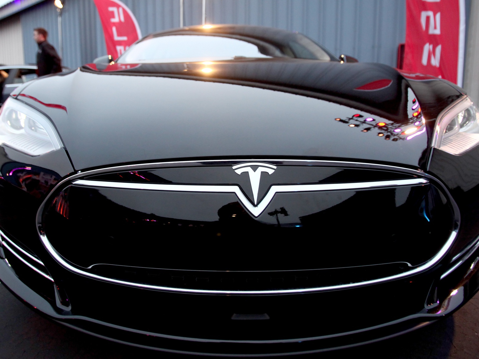 Черный электрический автомобиль Tesla Model 3, 2018 вид спереди