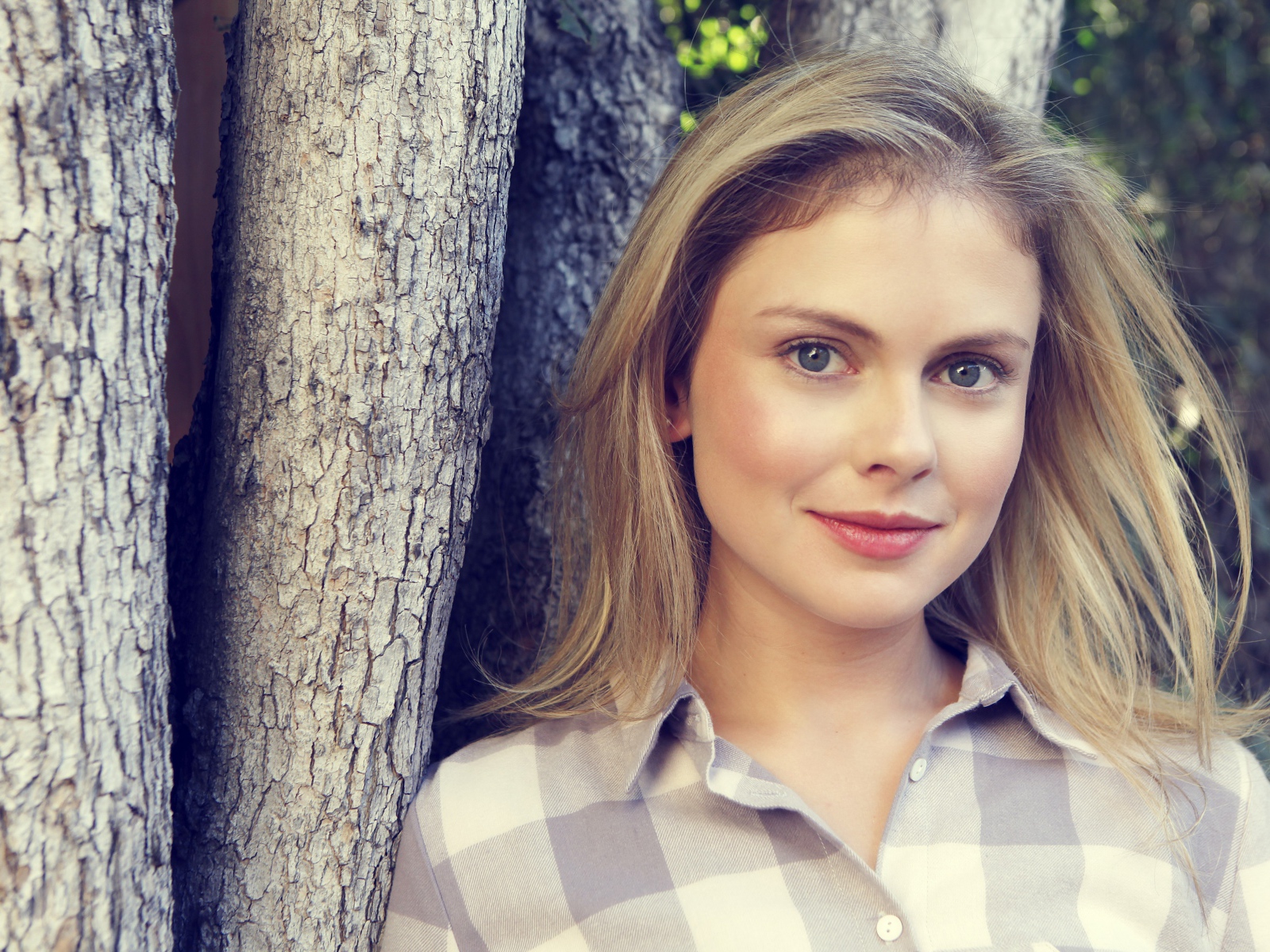 Голубоглазая актриса Роуз МакАйвер у дерева 