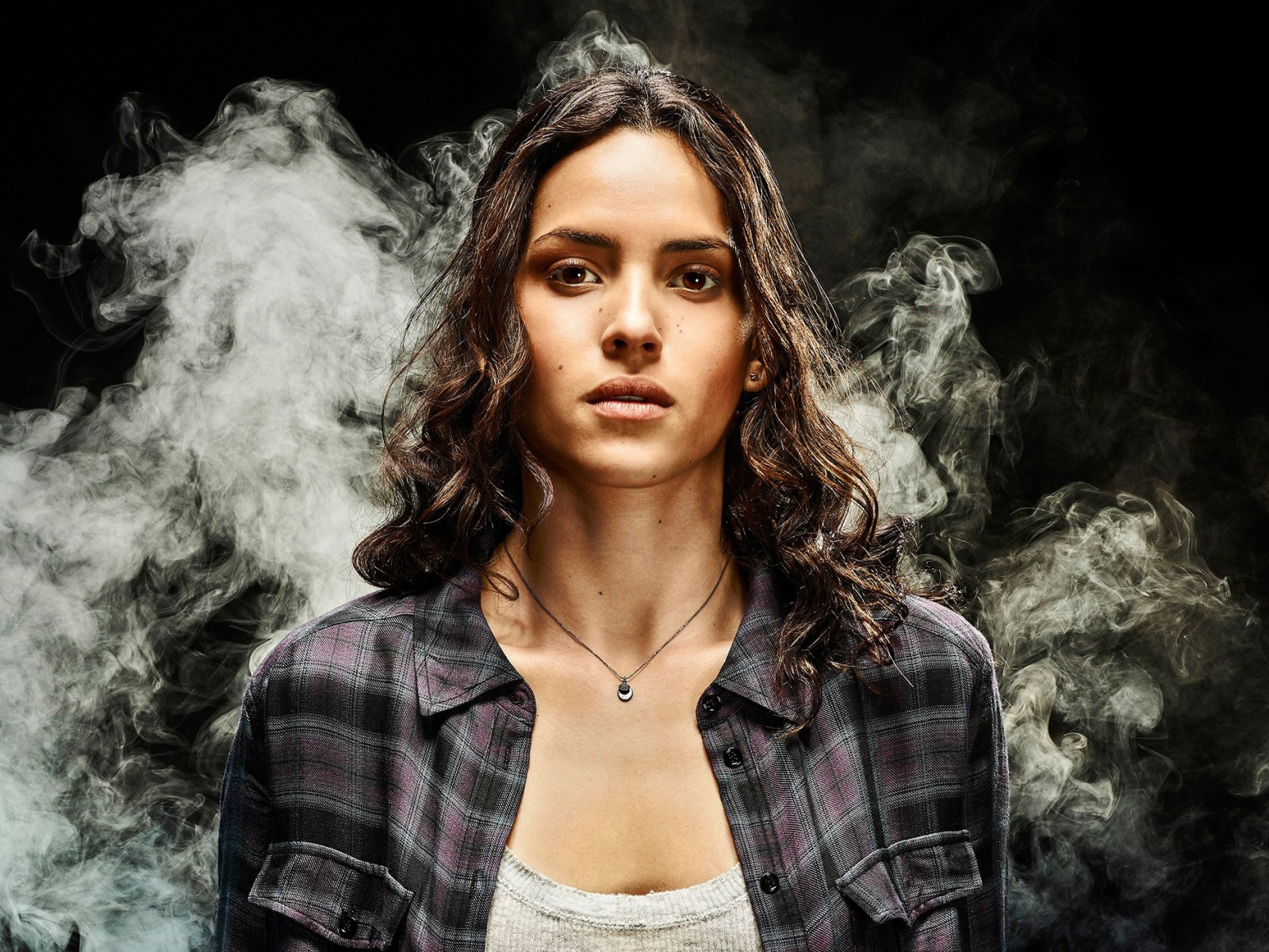 Кареглазая актриса брюнетка Адриа Архона