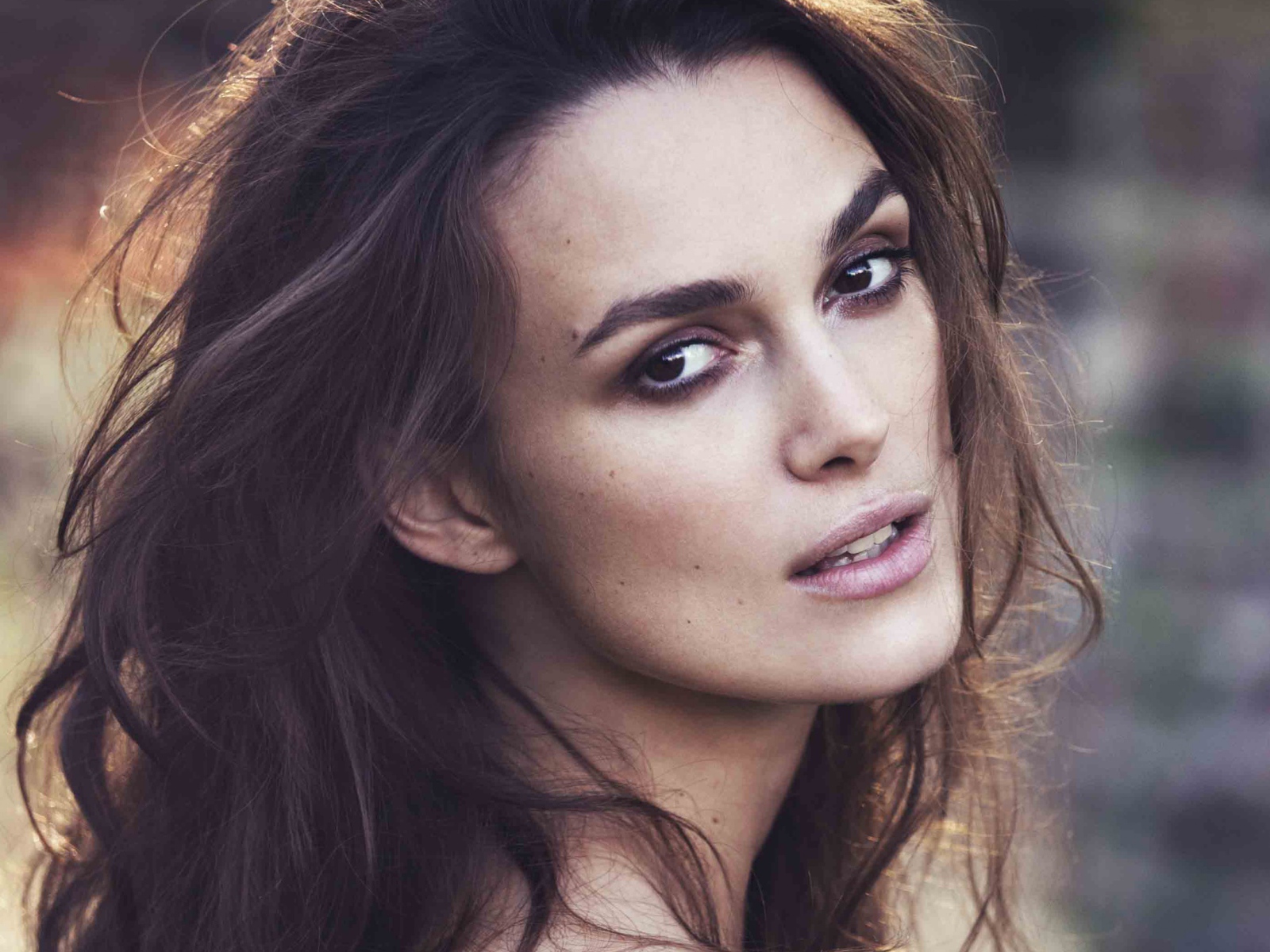 Кареглазая брюнетка актриса Кира Найтли