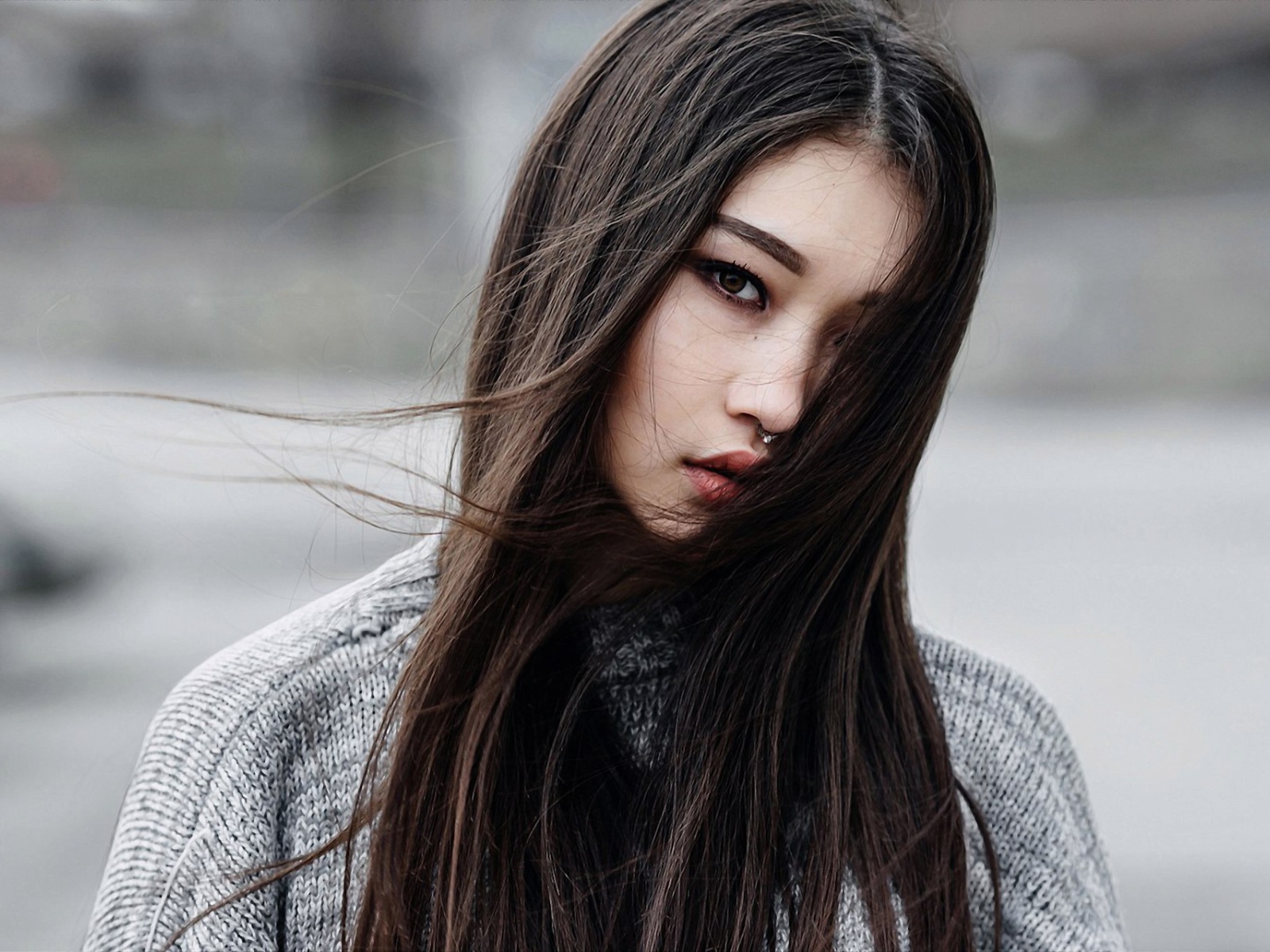 Девушка брюнетка азиатка с пирсингом в носу 