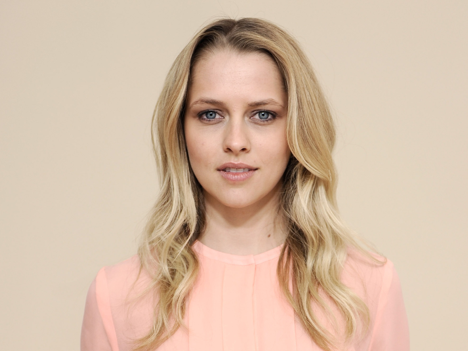 Нежная блондинка актриса Тереза Палмер в розовом платье 