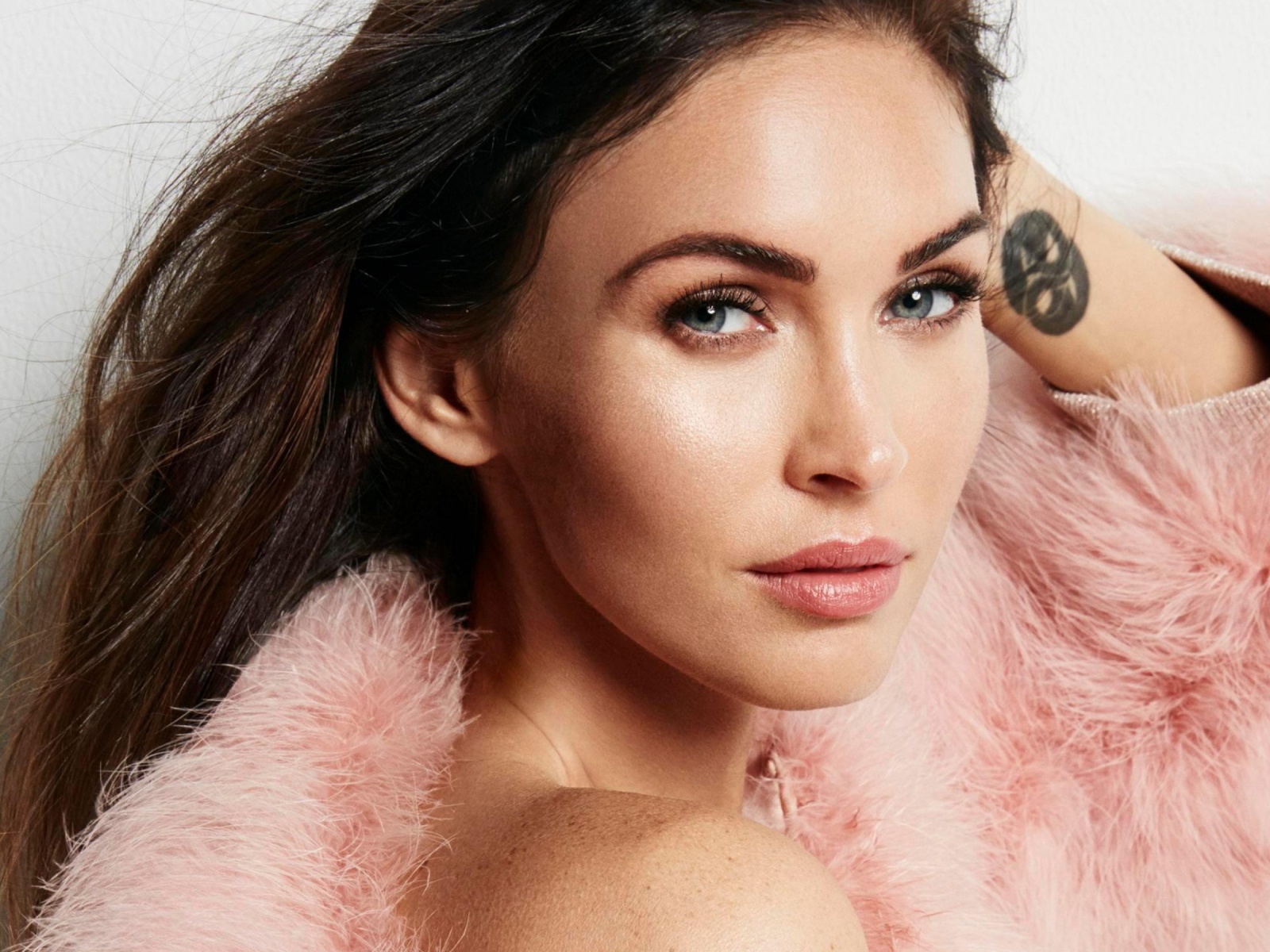 Эффектная актриса Меган Фокс с татуировкой на руке