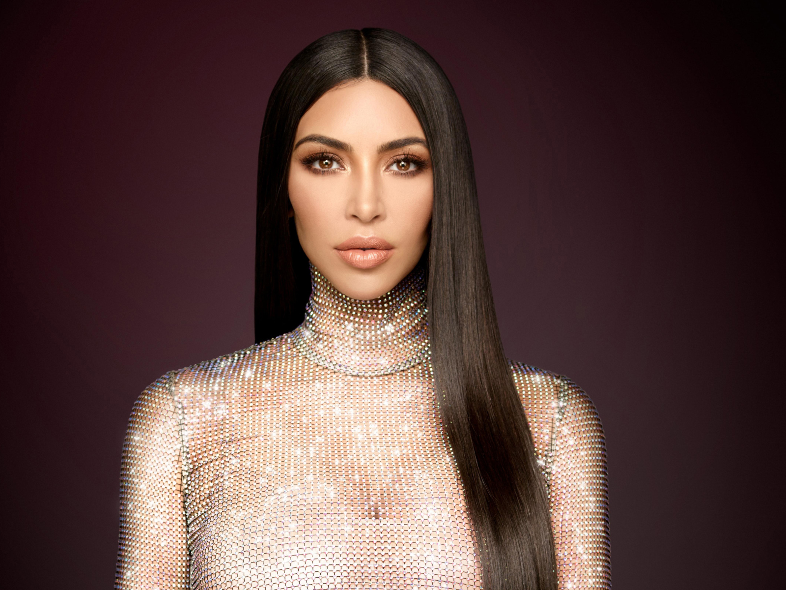 Знаменитая актриса,  модель Ким Кардашьян с длинными волосами