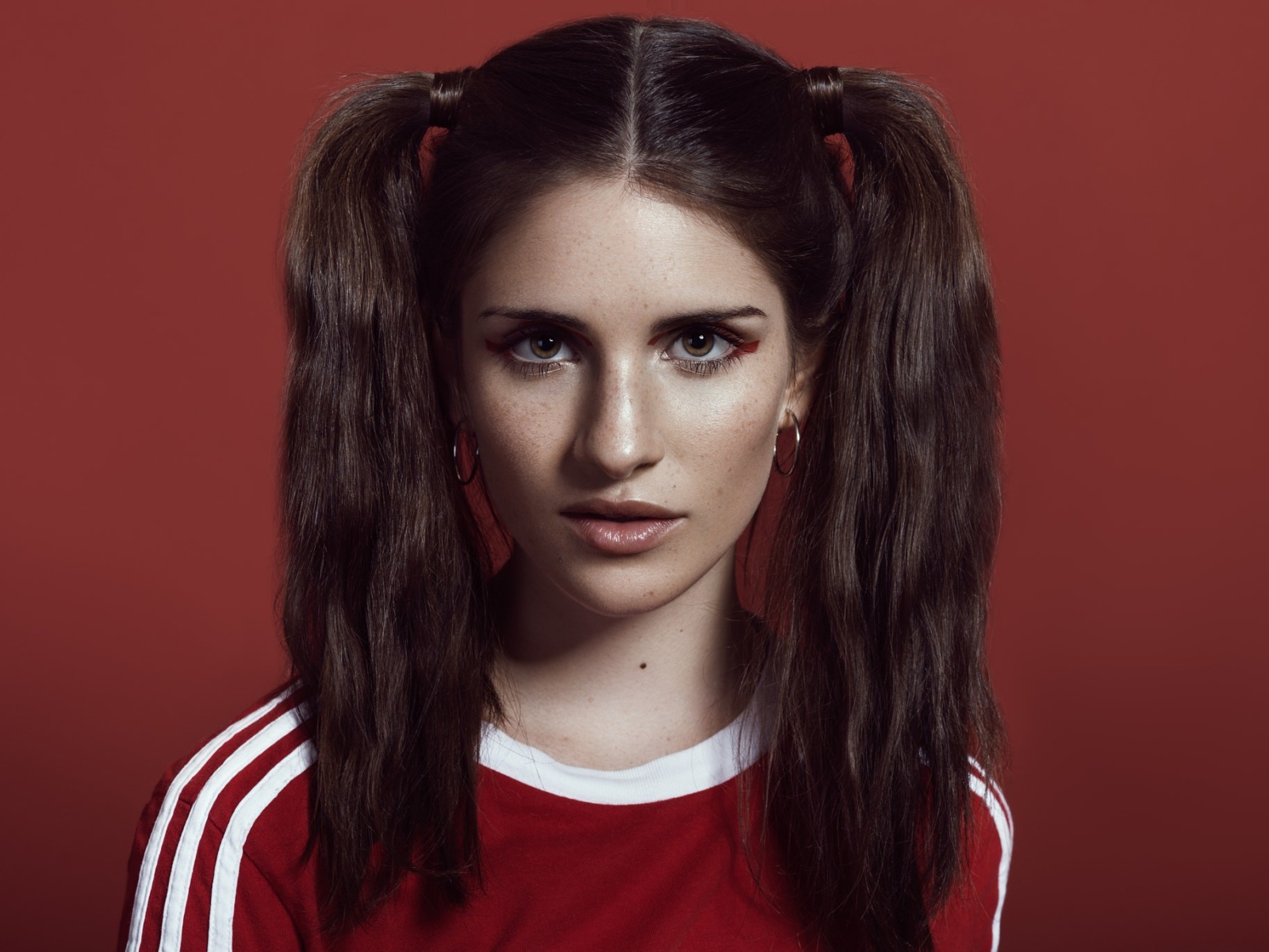 Девушка спортсменка с хвостиками на голове 