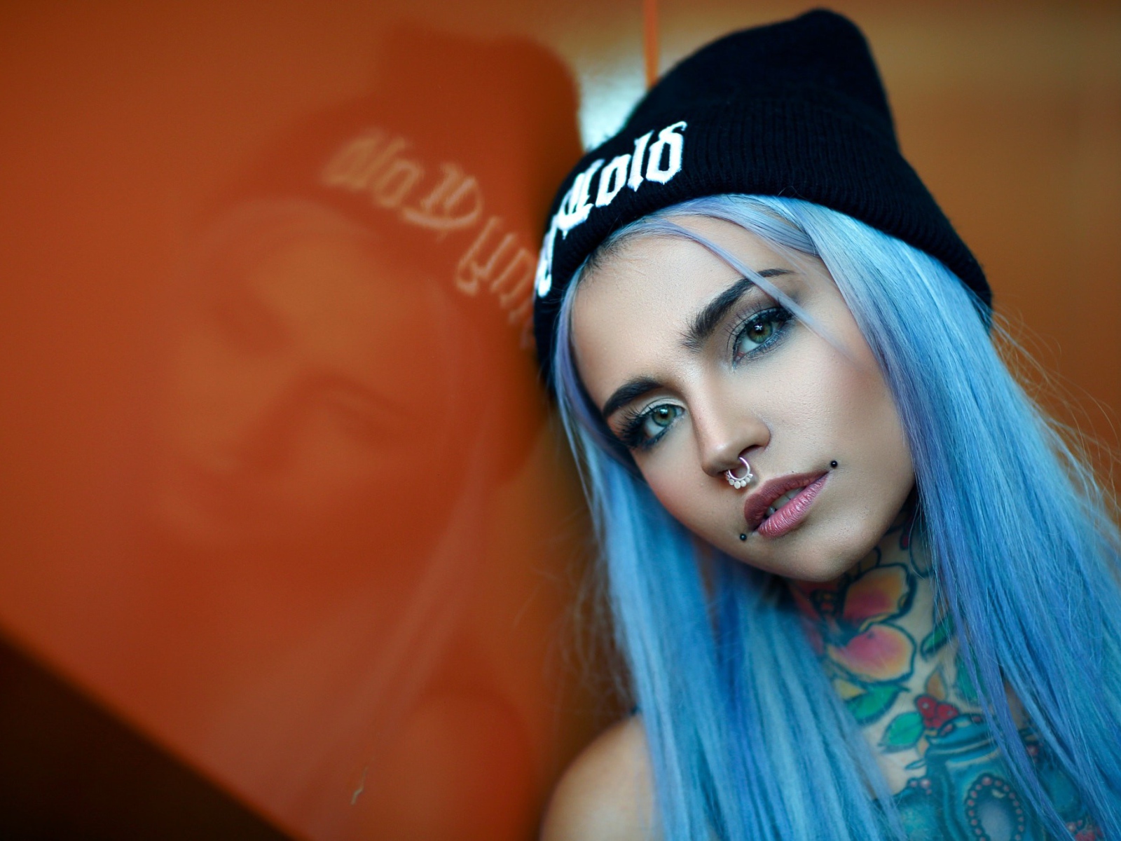 Девушка с голубыми волосами и пирсингом в носу 