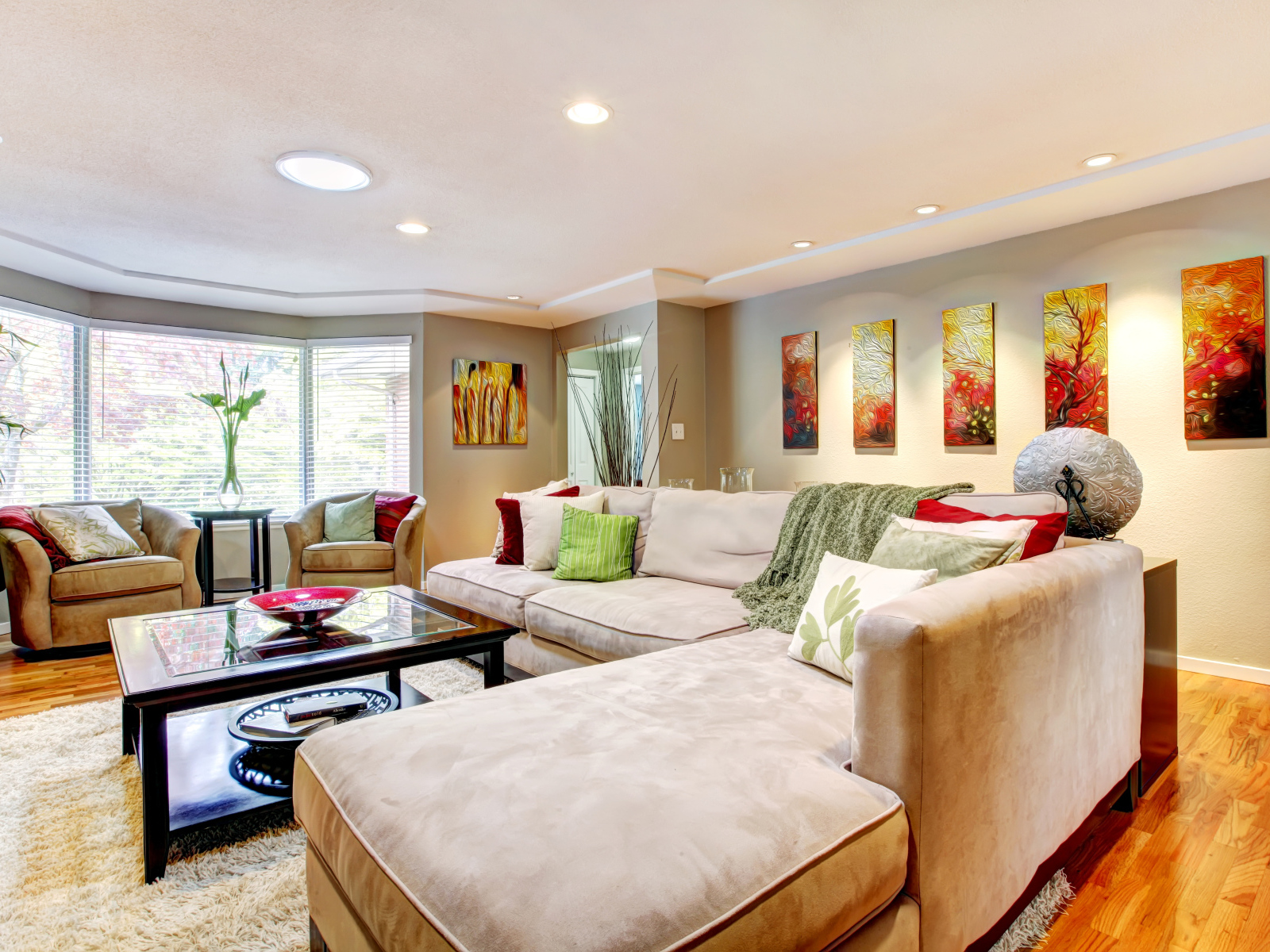 Большой диван в интерьере гостинной в пастельных тонах