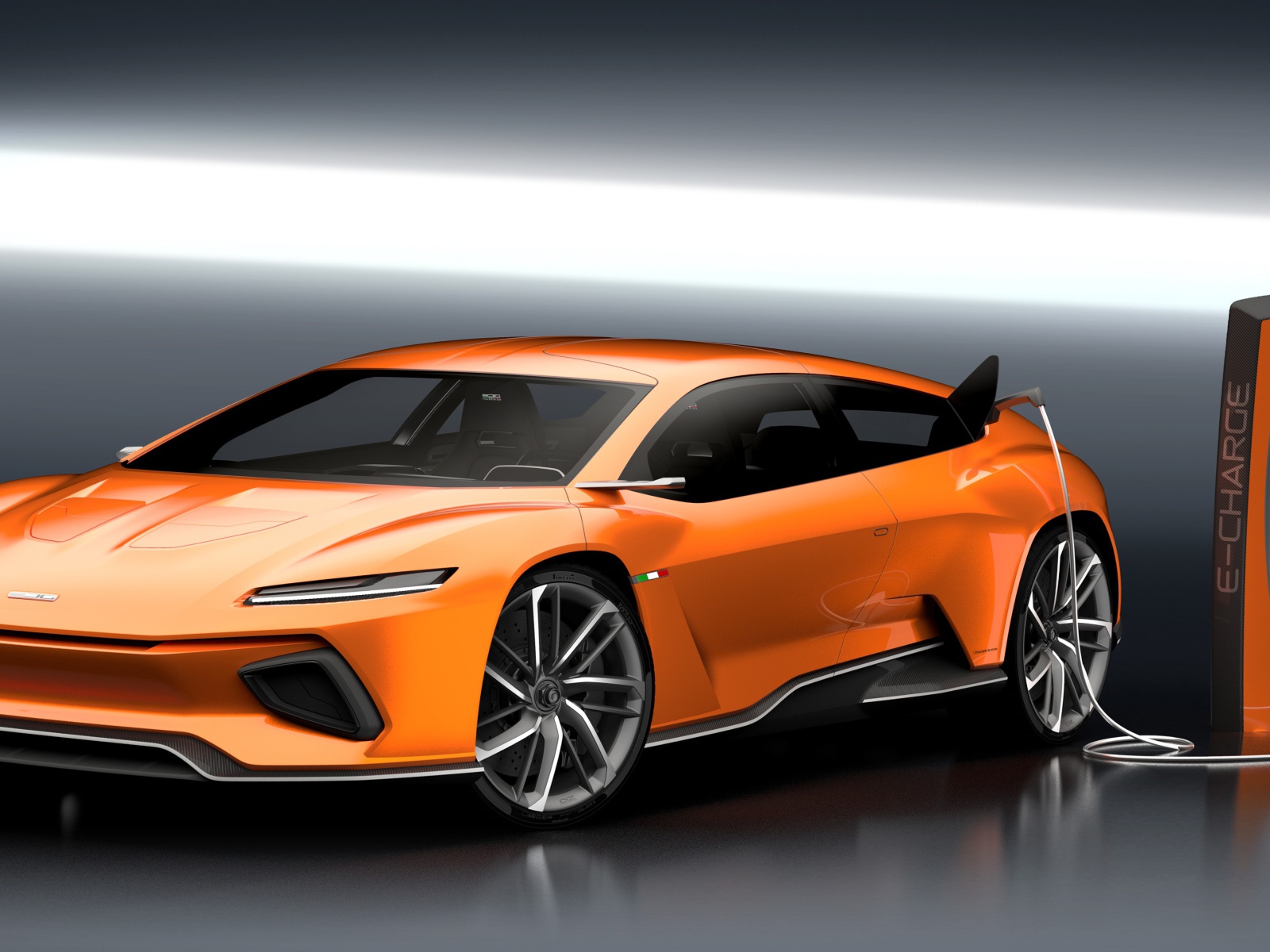 Оранжевый электромобиль GT Zero на заправке