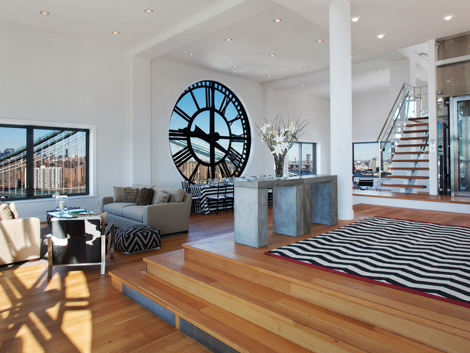 Пентхаус с окном в виде часов 