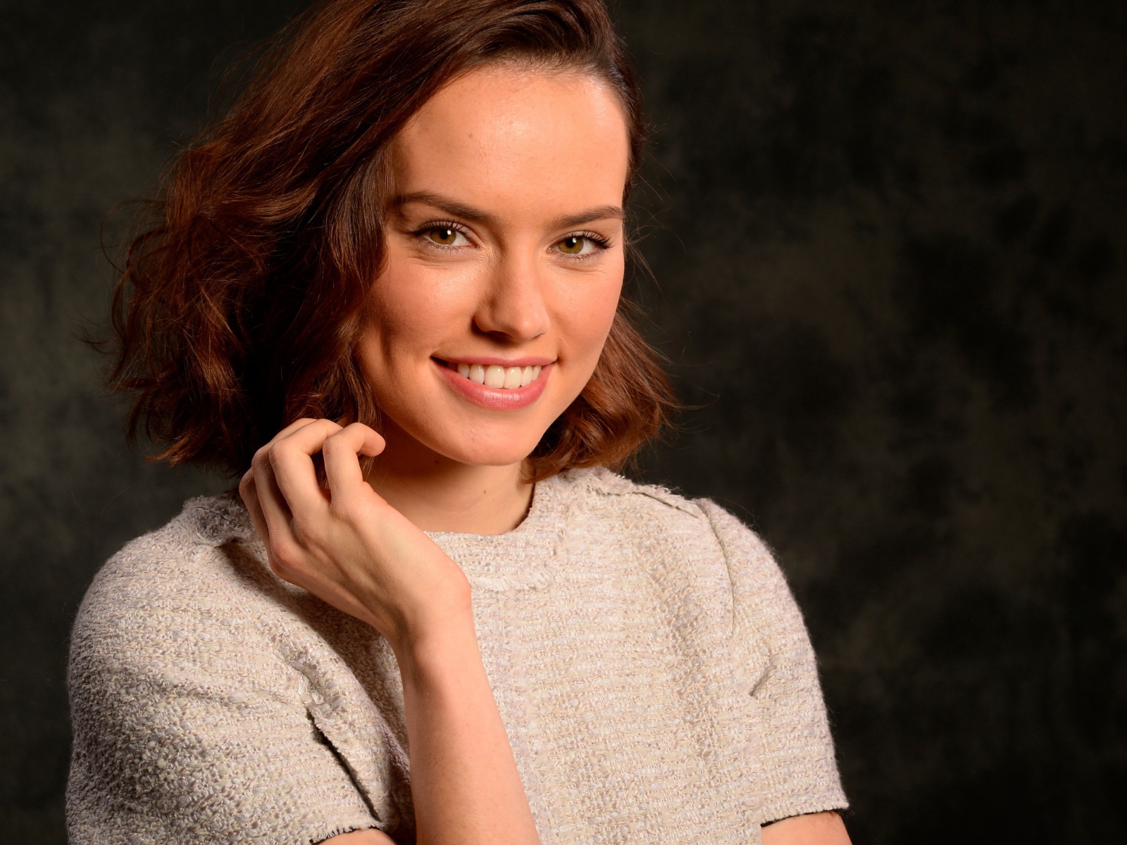 Популярная молодая актриса Дэйзи Ридли с красивой улыбкой