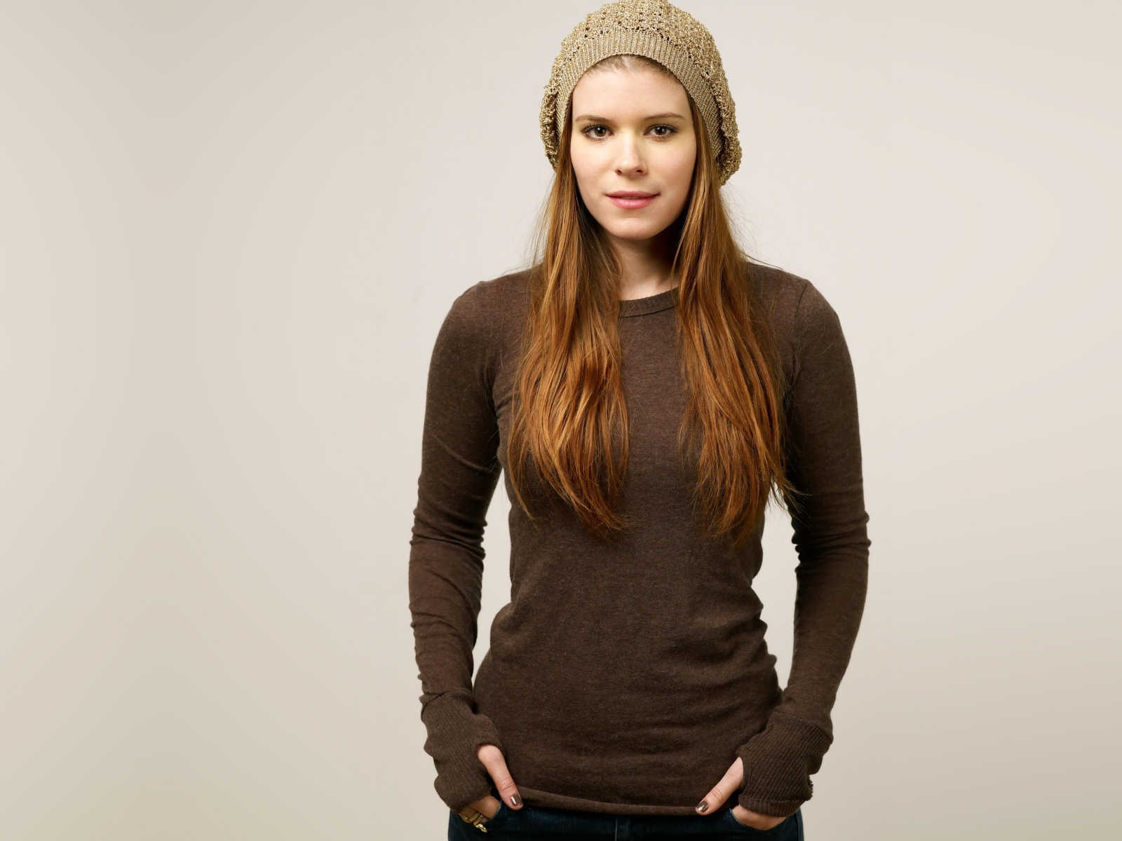 Рыжеволосая актриса Кейт Мара в шапке