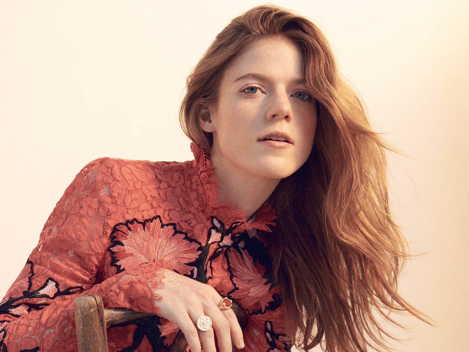 Рыжеволосая девушка актриса Роуз Лесли 