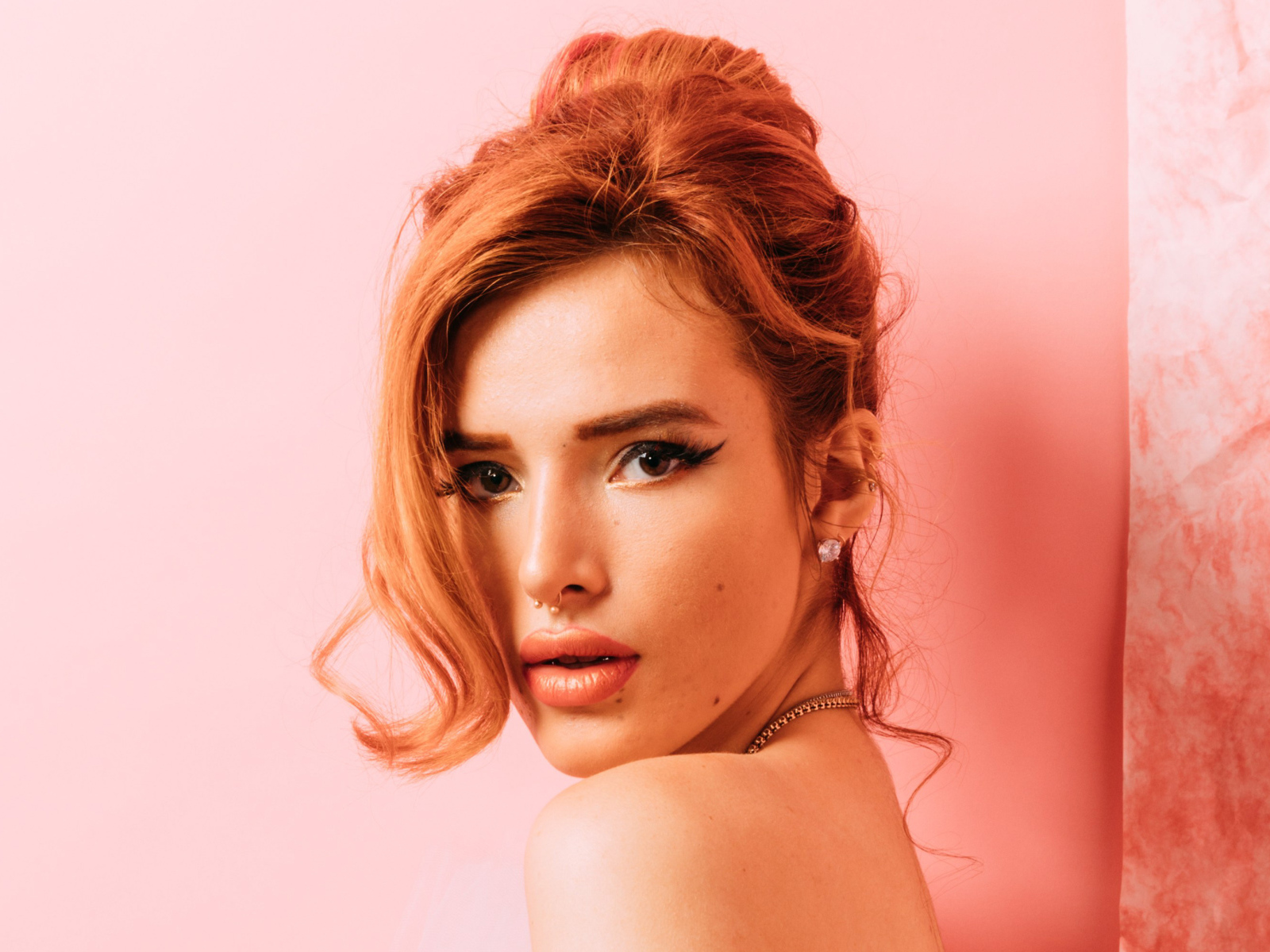 Рыжеволосая молодая девушка актриса Белла Торн