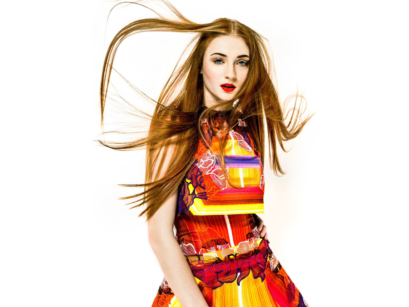 Рыжеволосая актриса Софи Тёрнер фото на белом фоне 