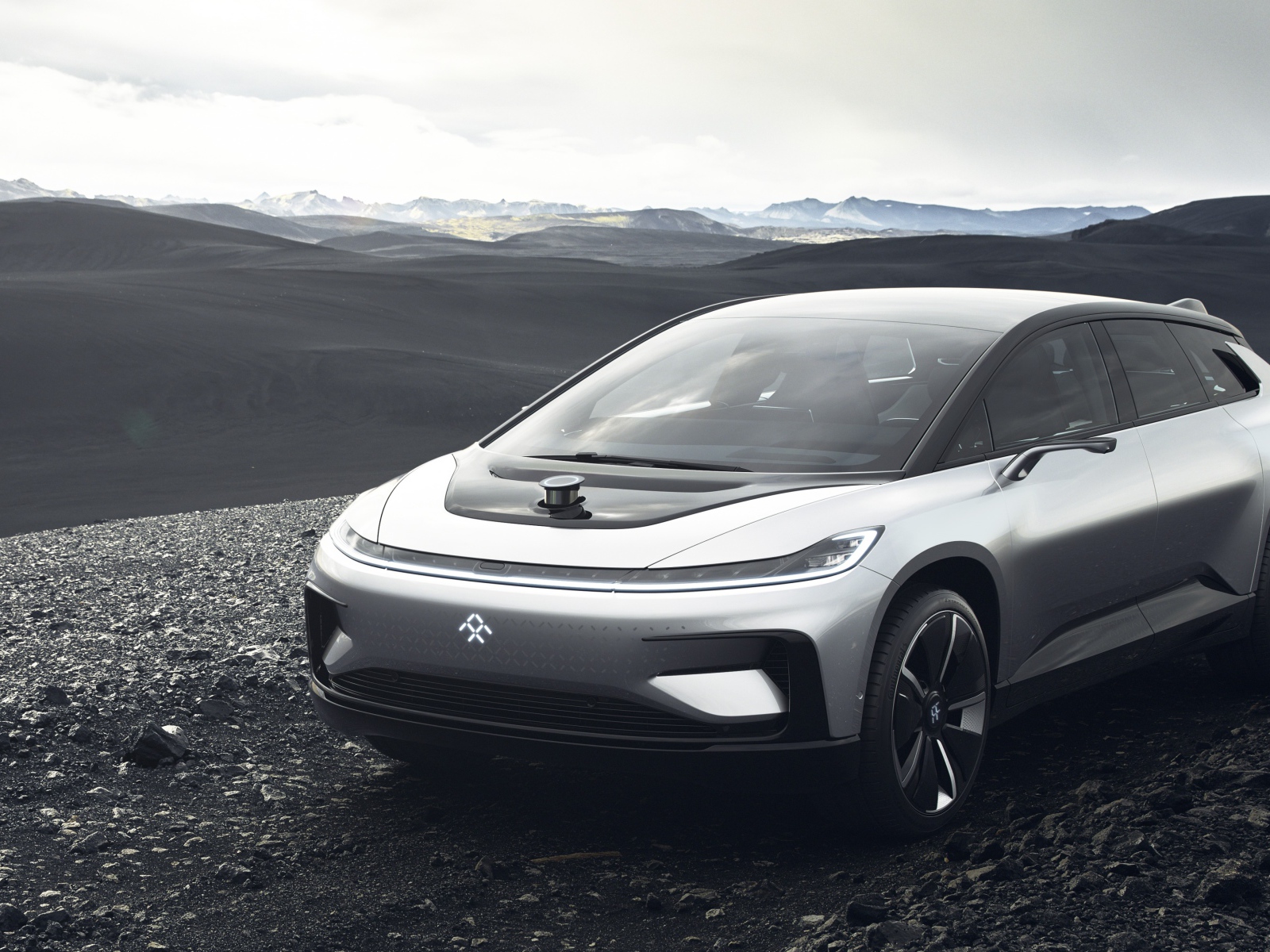 Серебристый электрический кроссовер Faraday Future FF91