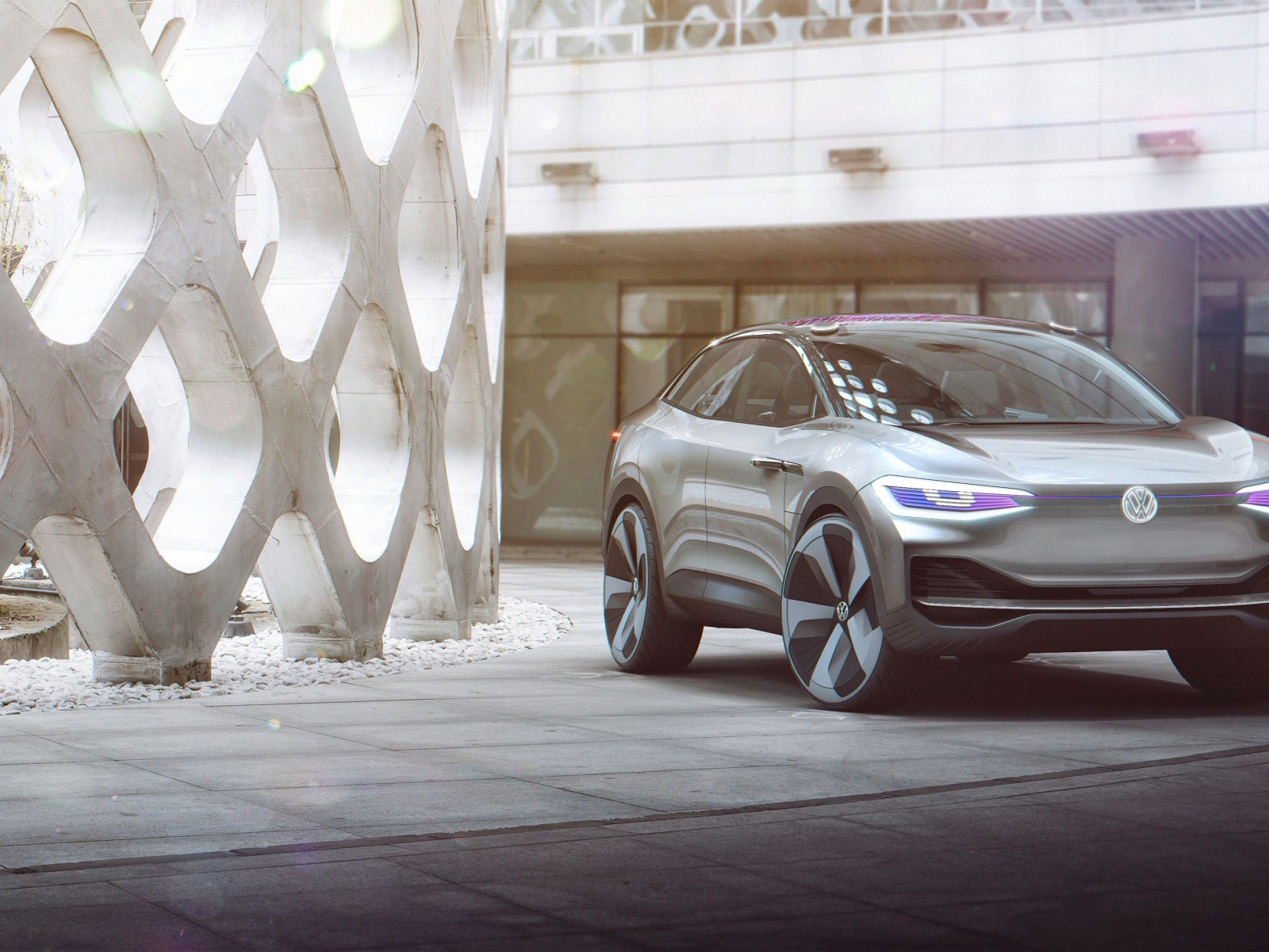 Серебристый электрический кроссовер Volkswagen I.D. Crozz, 2017