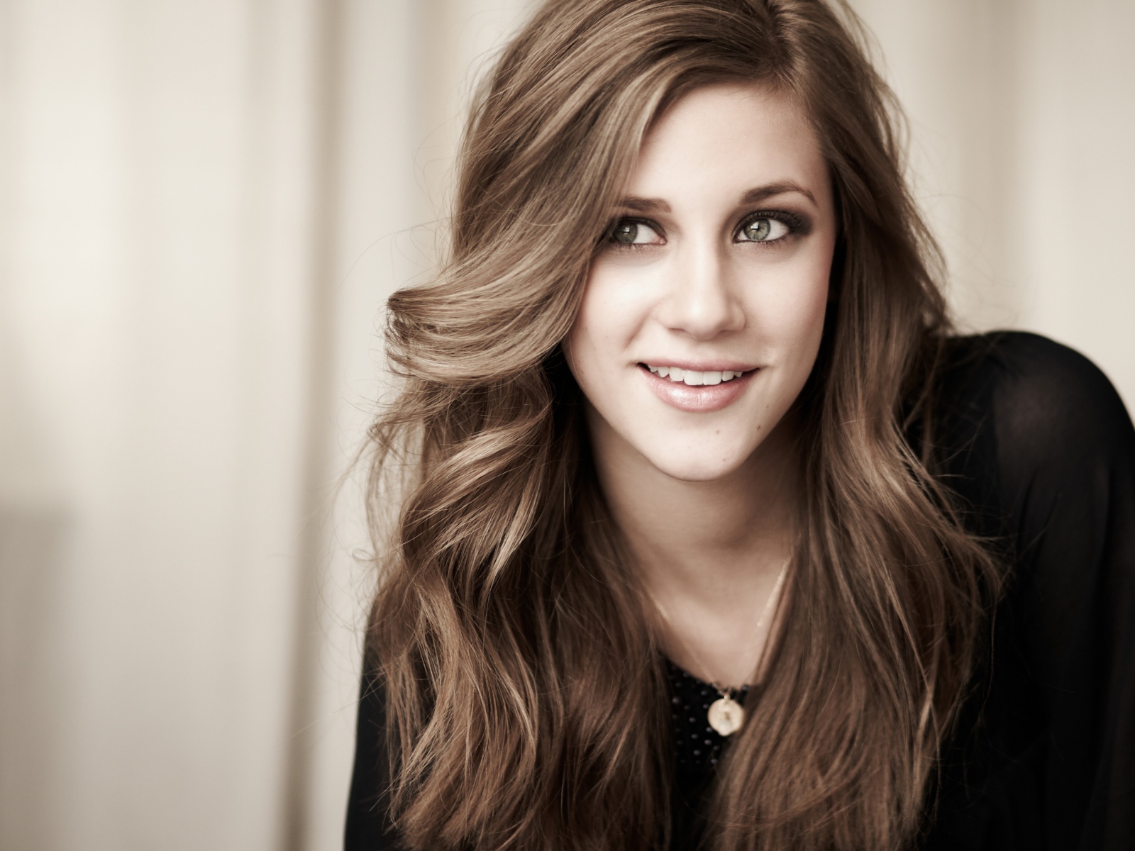 Улыбающаяся американская актриса Лили Рейнхарт