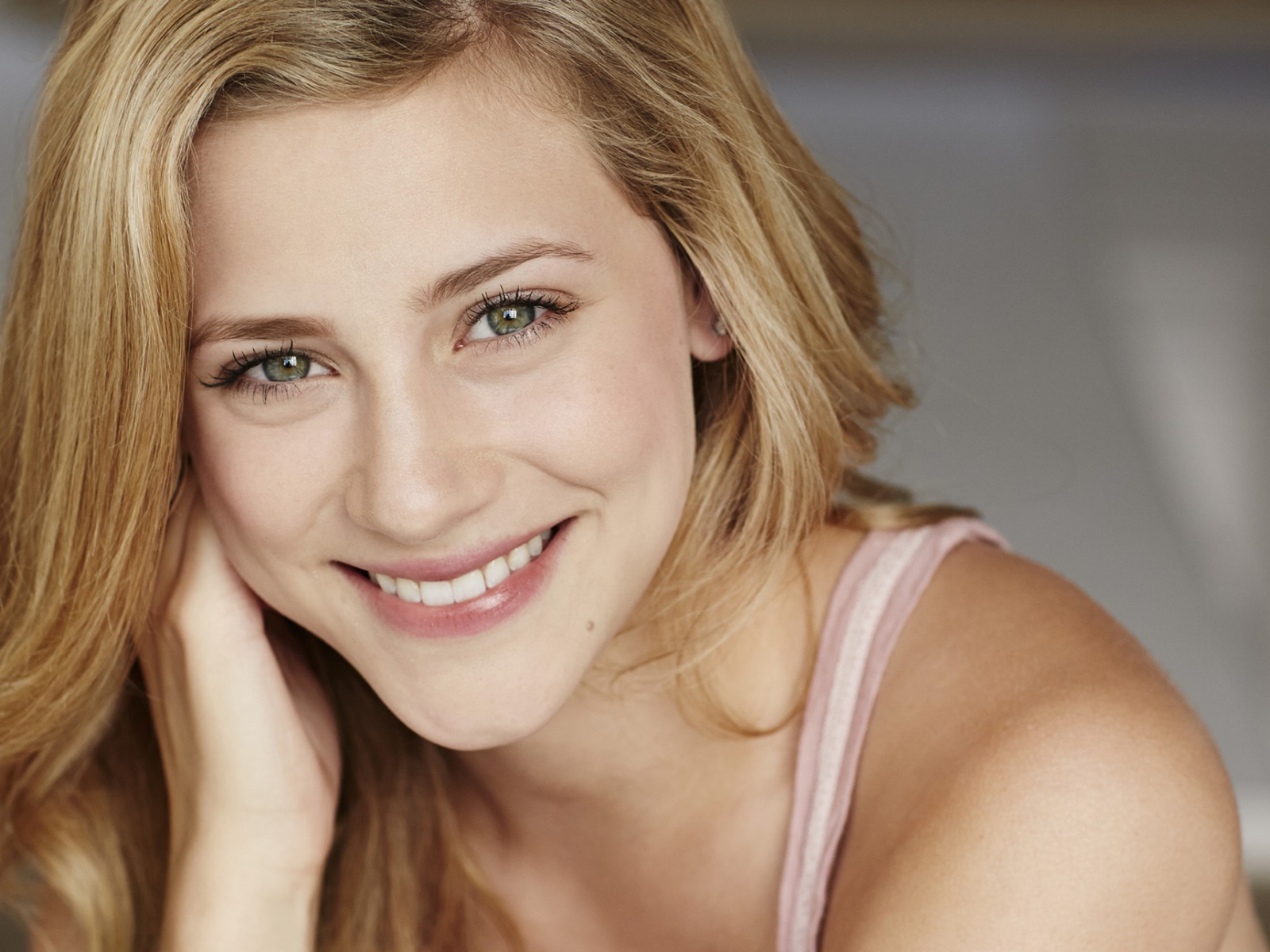 Улыбающаяся зеленоглазая актриса Лили Рейнхарт