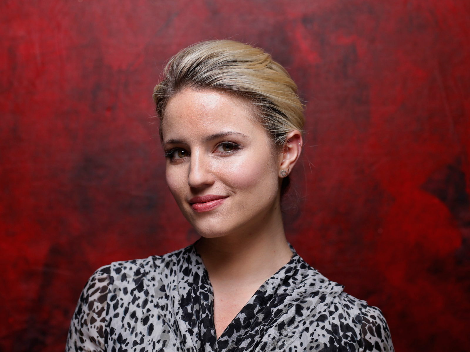 Стильная актриса Дианна Агрон фото на красном фоне 