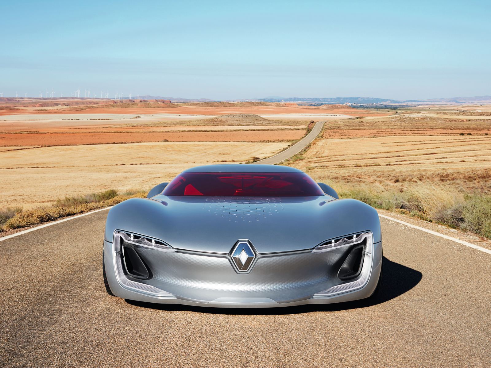 Стильный серебристый электромобиль  Renault Trezor на трассе 