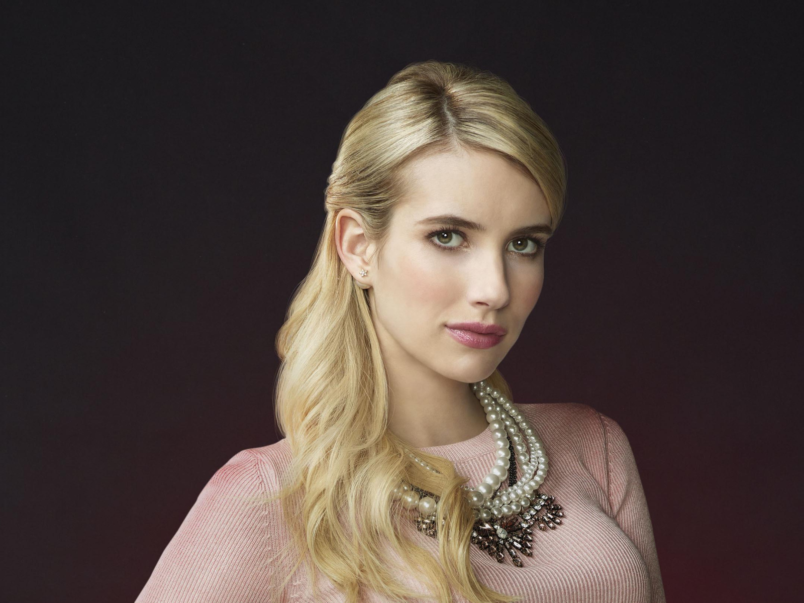 Стильная молодая актриса Эмма Робертс 