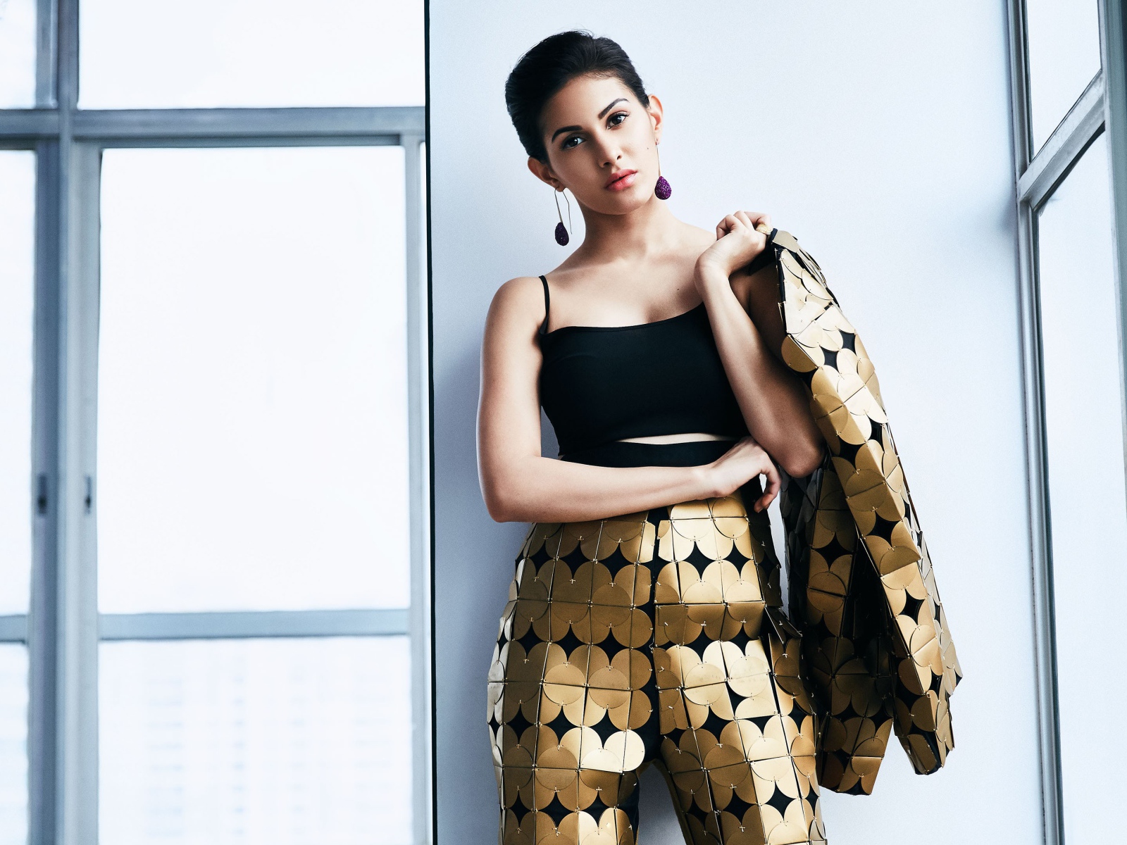 Актриса болливуда Эмира Дастур в красивом костюме