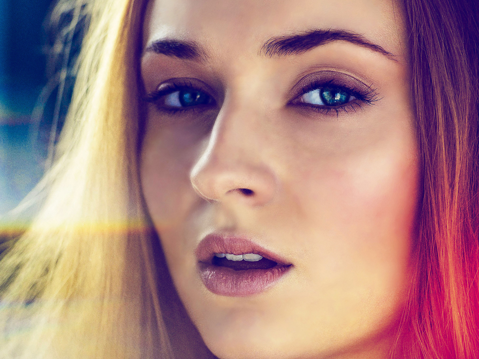 Манящий взгляд молодой зеленоглазой актрисы Софи Тёрнер