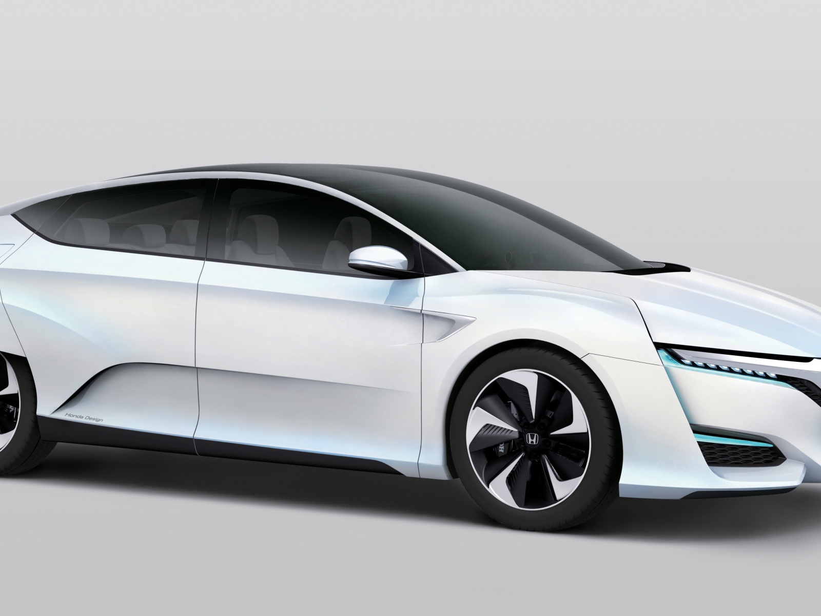 Белый электромобиль  Honda FCv на сером фоне