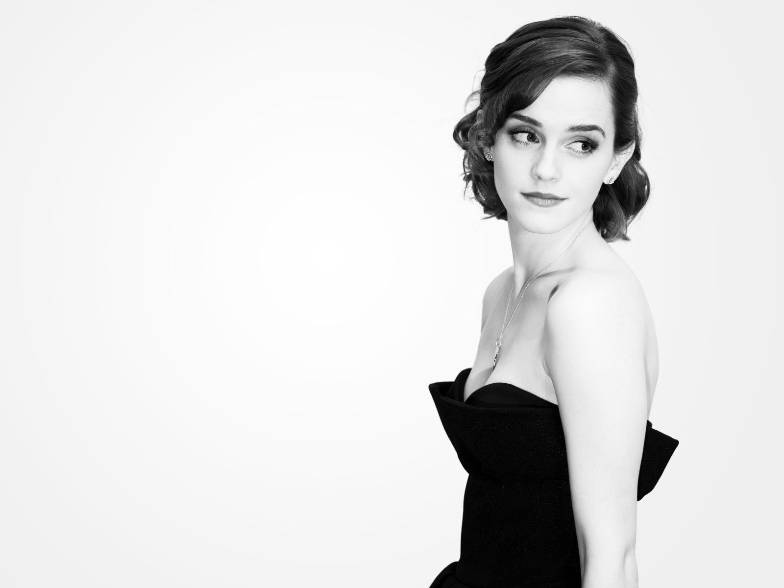 Молодая актриса Эмма Уотсон черно-белое фото