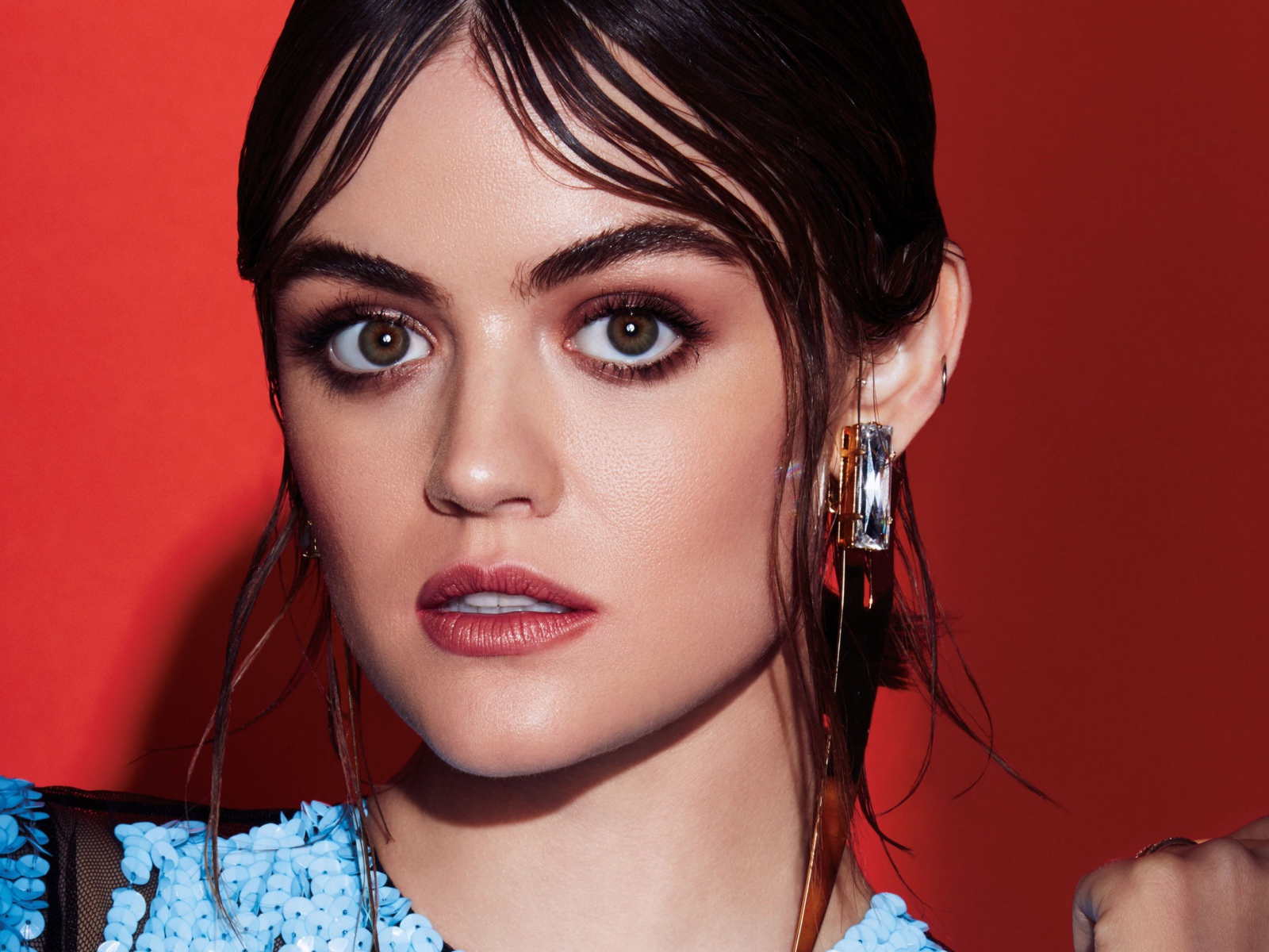 Молодая актриса Люси Хейл, фото на красном фоне