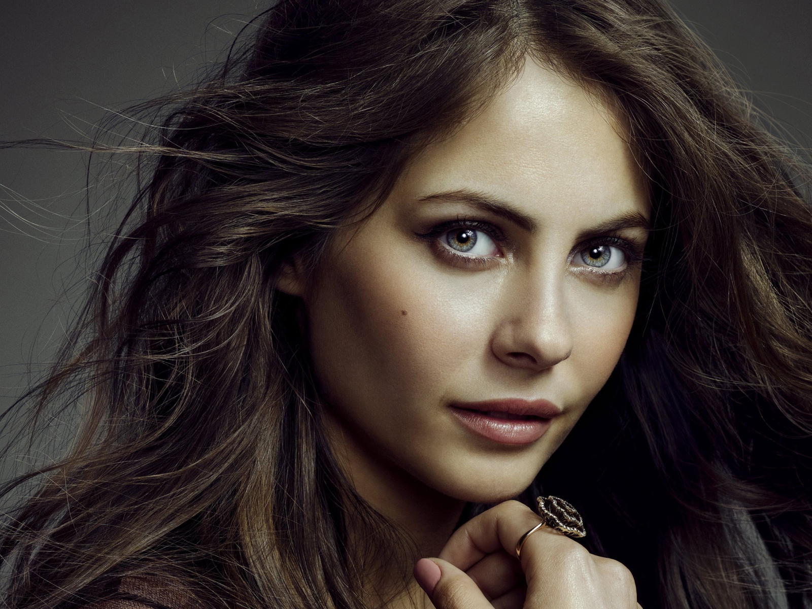 Молодая актриса Уилла Холланд с красивыми глазами