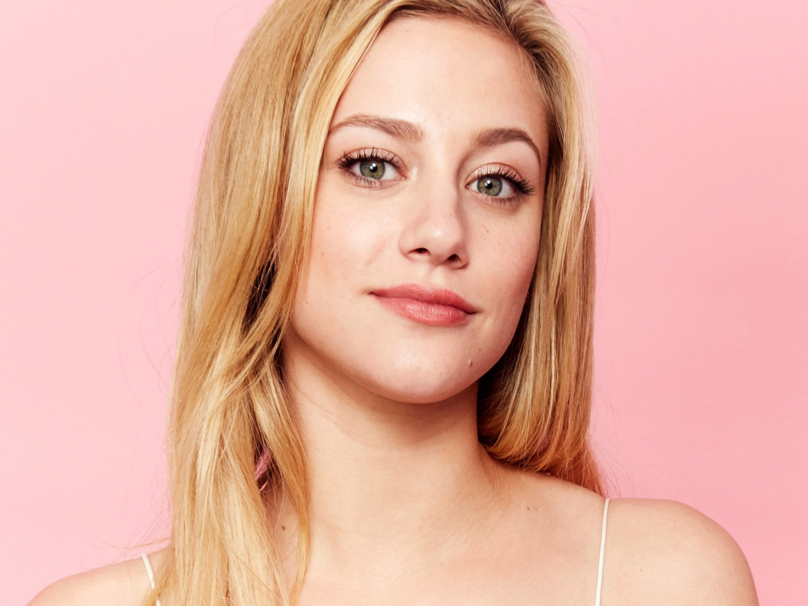 Молодая блондинка, актриса Лили Рейнхарт фото на розовом фоне