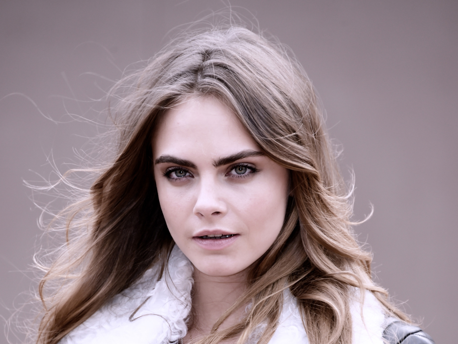 Молодая блондинка актриса Кара Делевинь