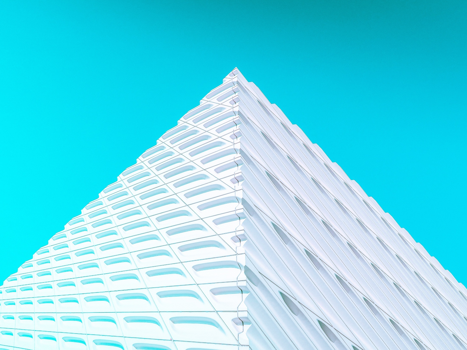 3д пирамида на голубом фоне