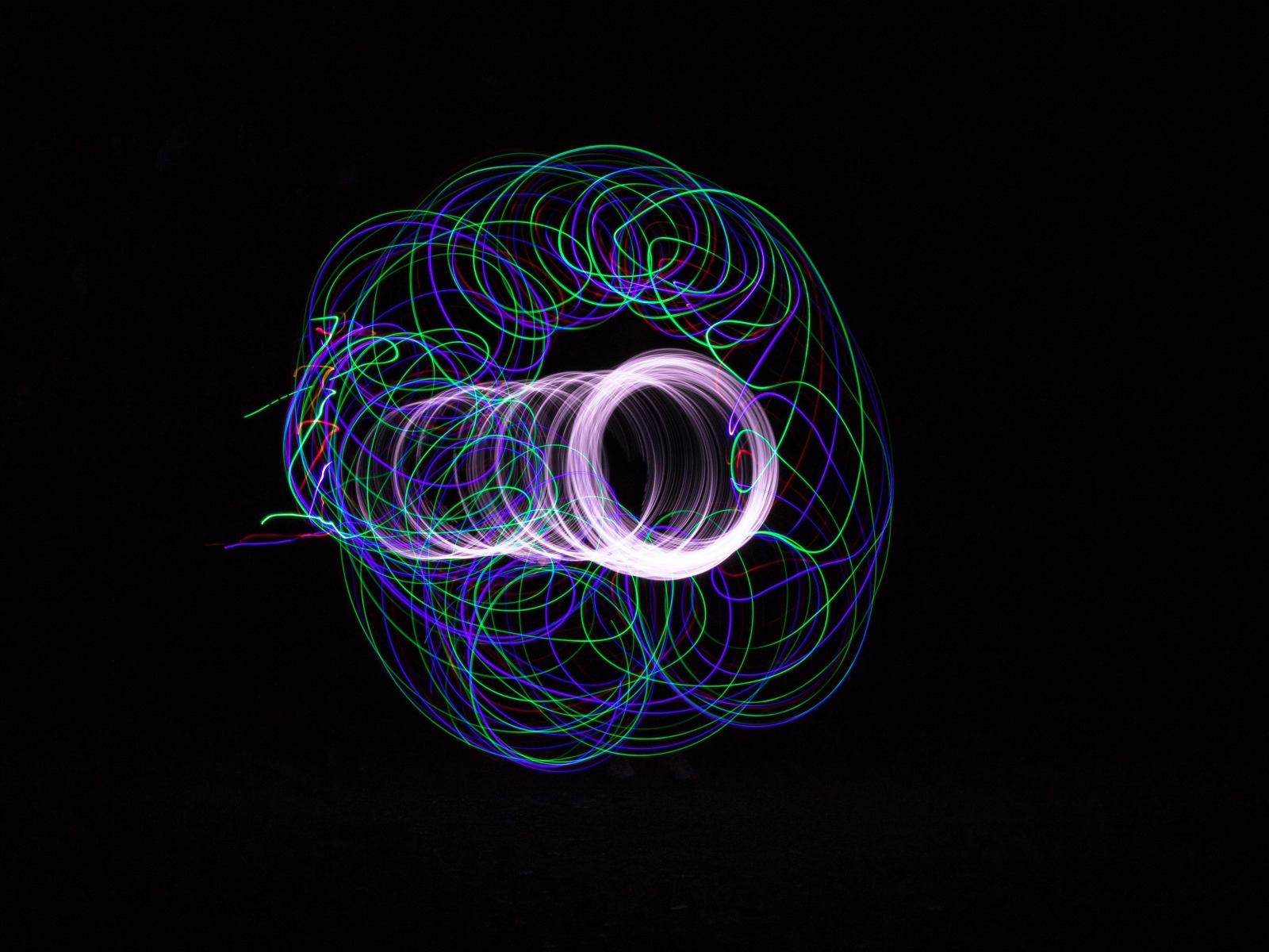 Разноцветные неоновые круги на черном фоне
