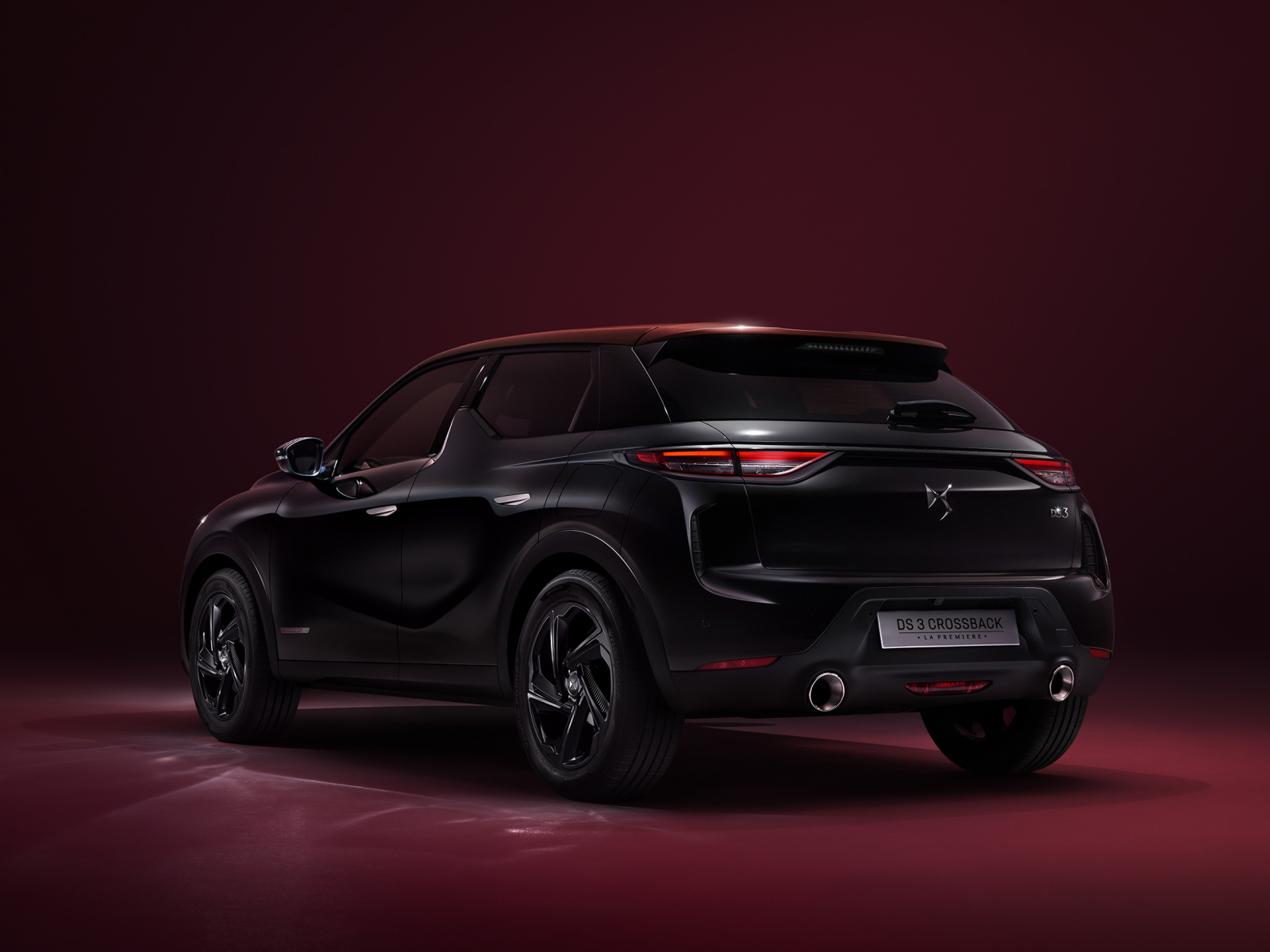 Автомобиль DS 3 Crossback La Premiere 2019 года на бордовом фоне